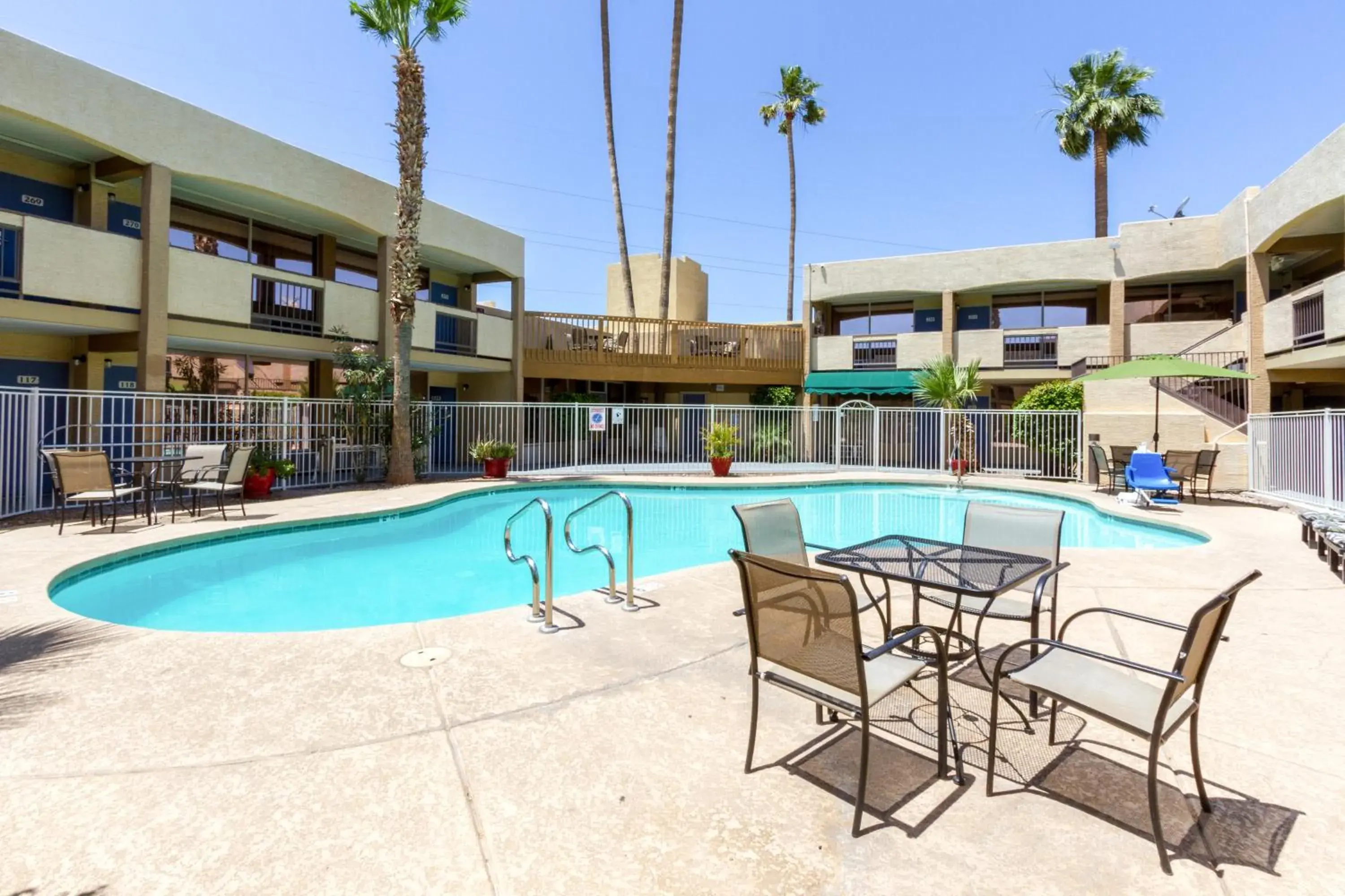 Swimming pool, Property Building in Motel 6 Glendale AZ