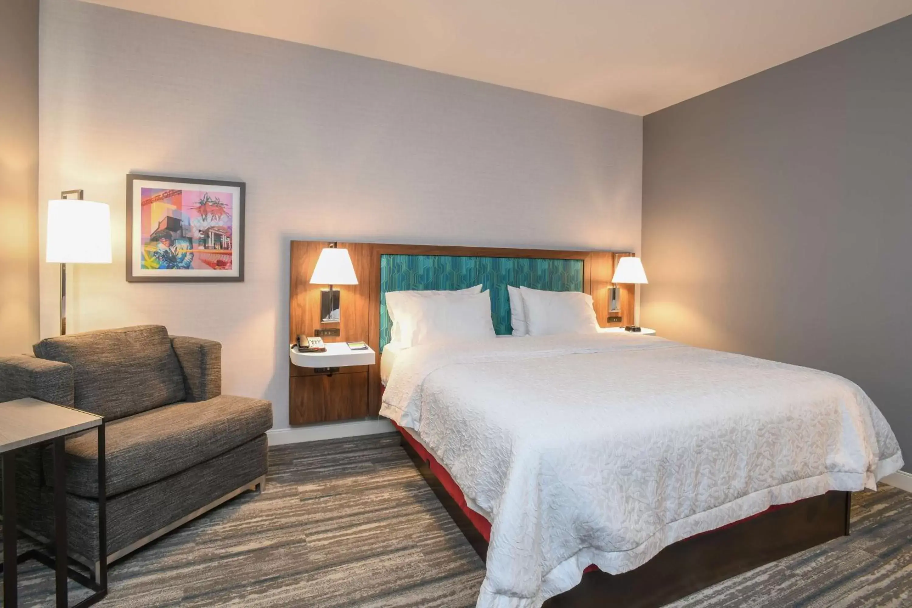 Living room, Bed in Hampton Inn & Suites Cincinnati Liberty Township