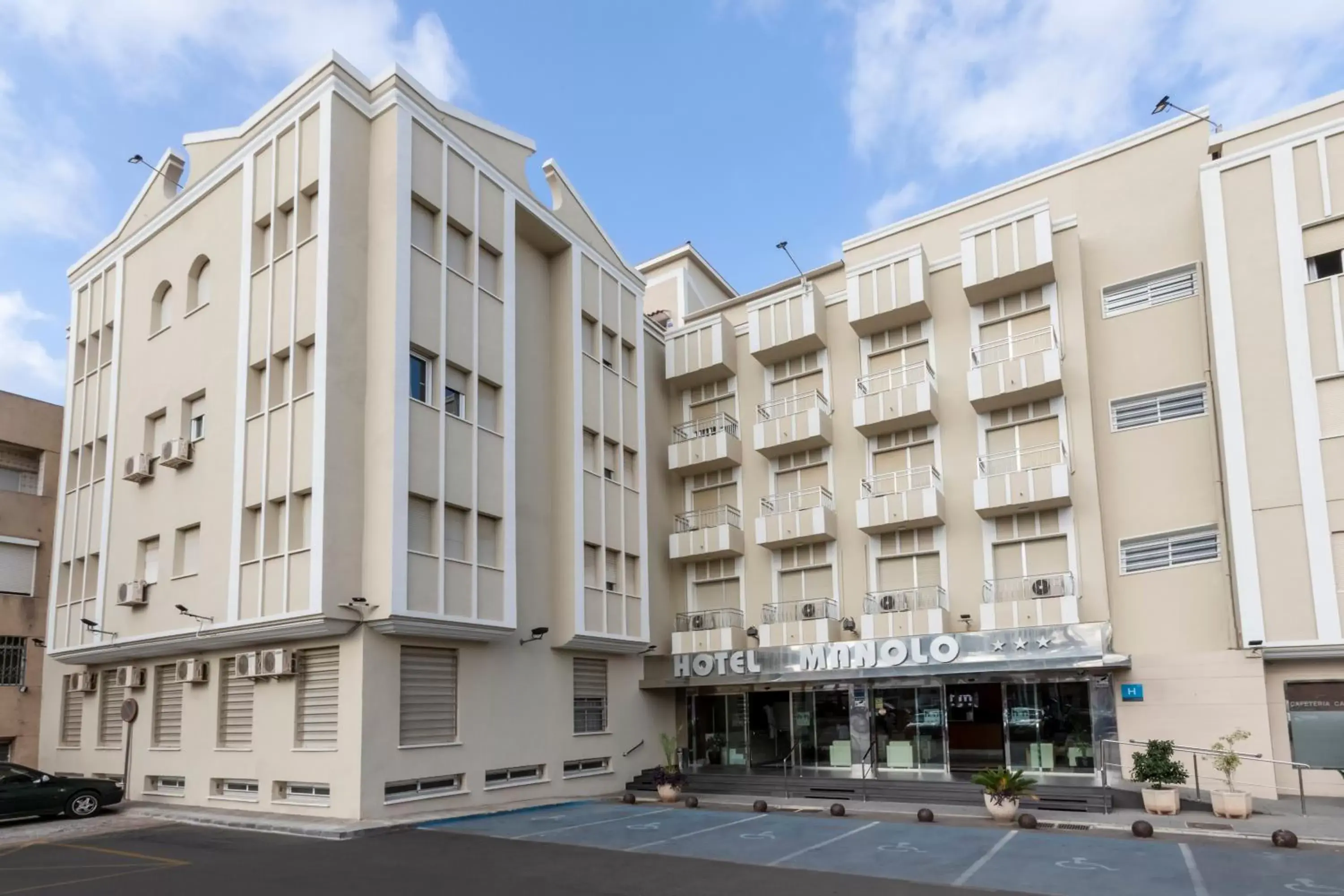 Facade/entrance, Property Building in Manolo