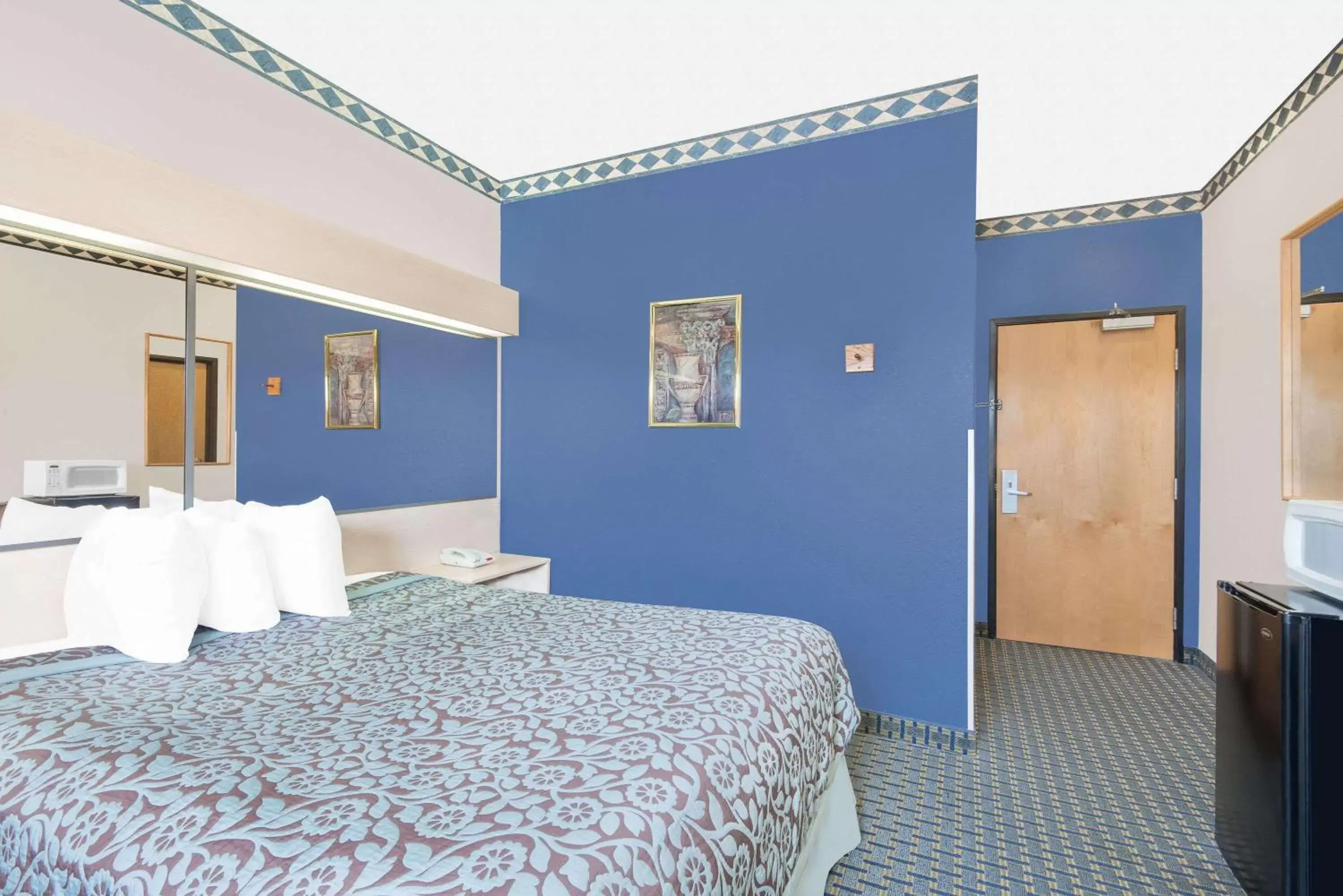 Photo of the whole room, Bed in Days Inn & Suites by Wyndham Hutchinson