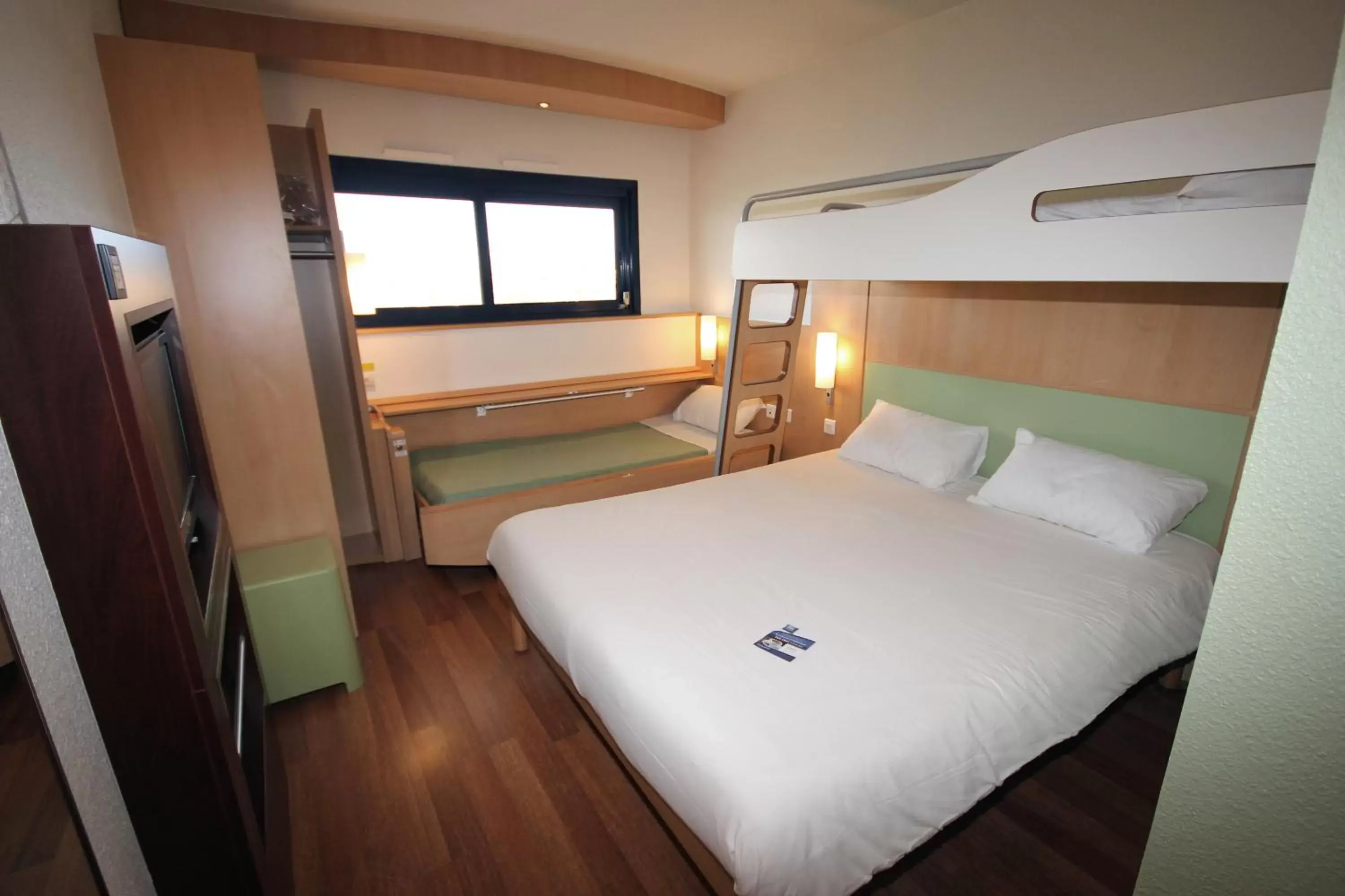 Photo of the whole room, Bed in ibis budget Site du Futuroscope