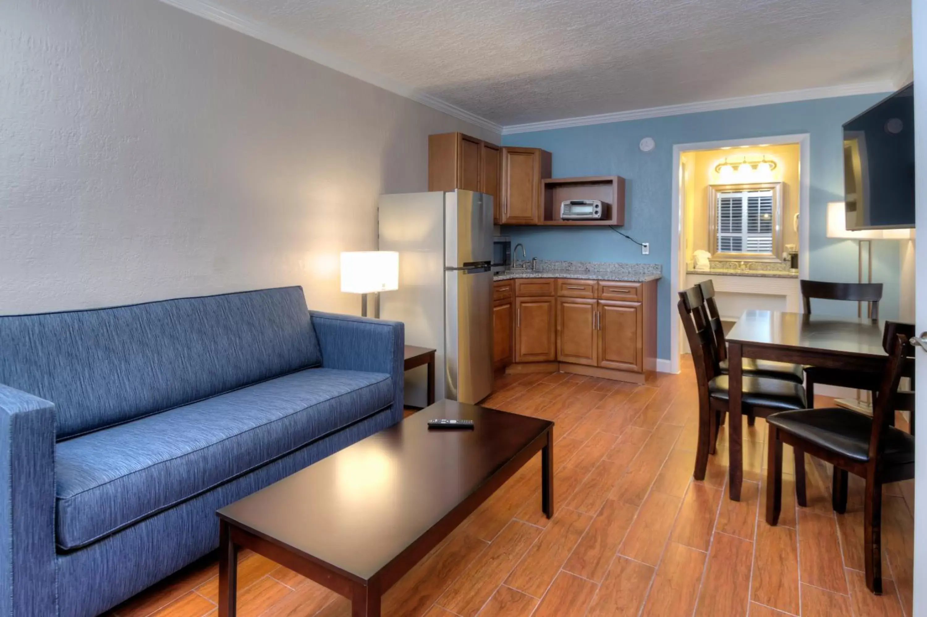 Living room, Seating Area in Melbourne All Suites Inn near I95