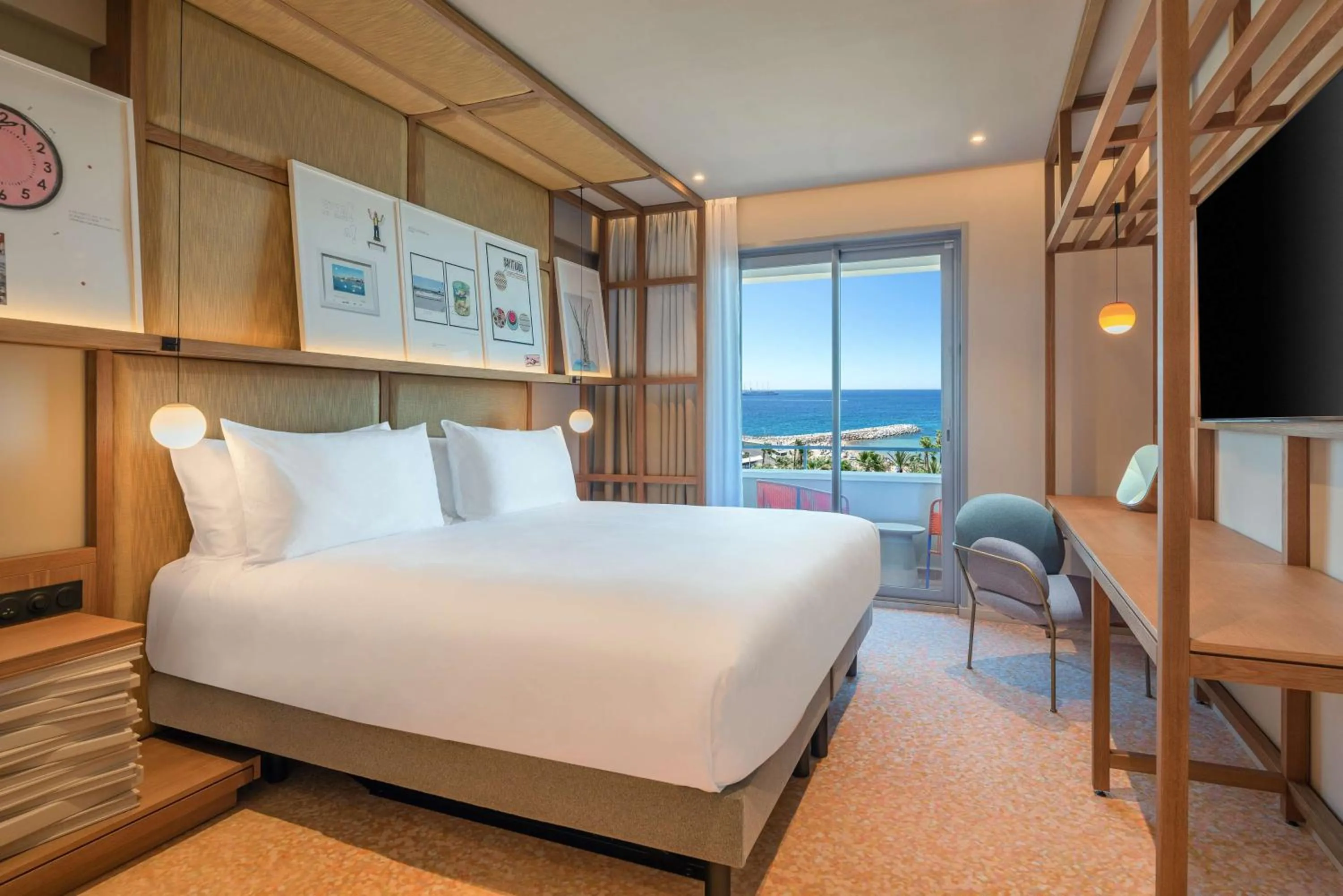 Bed in Canopy by Hilton Cannes