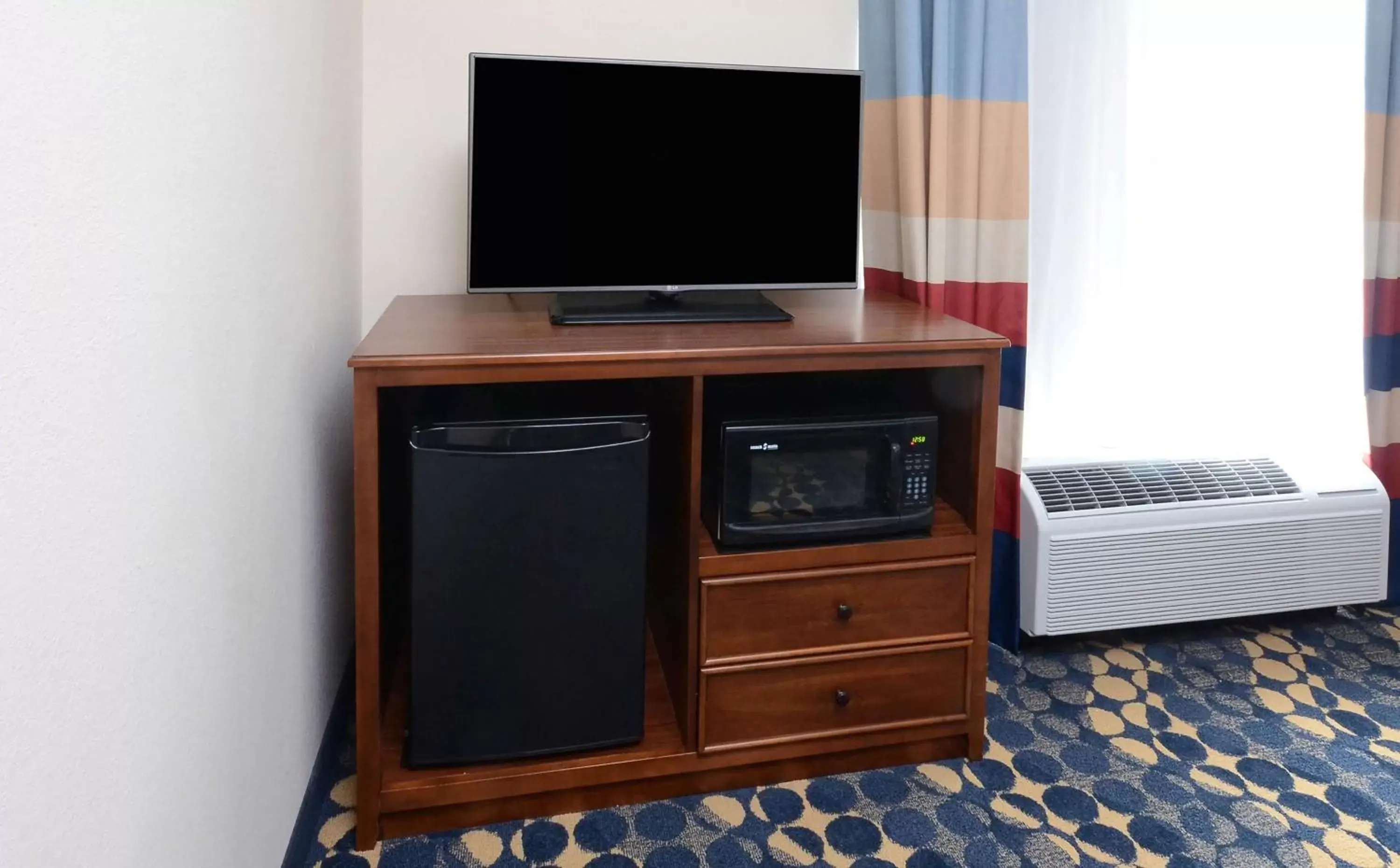 Photo of the whole room, TV/Entertainment Center in Hampton Inn and Suites Lynchburg