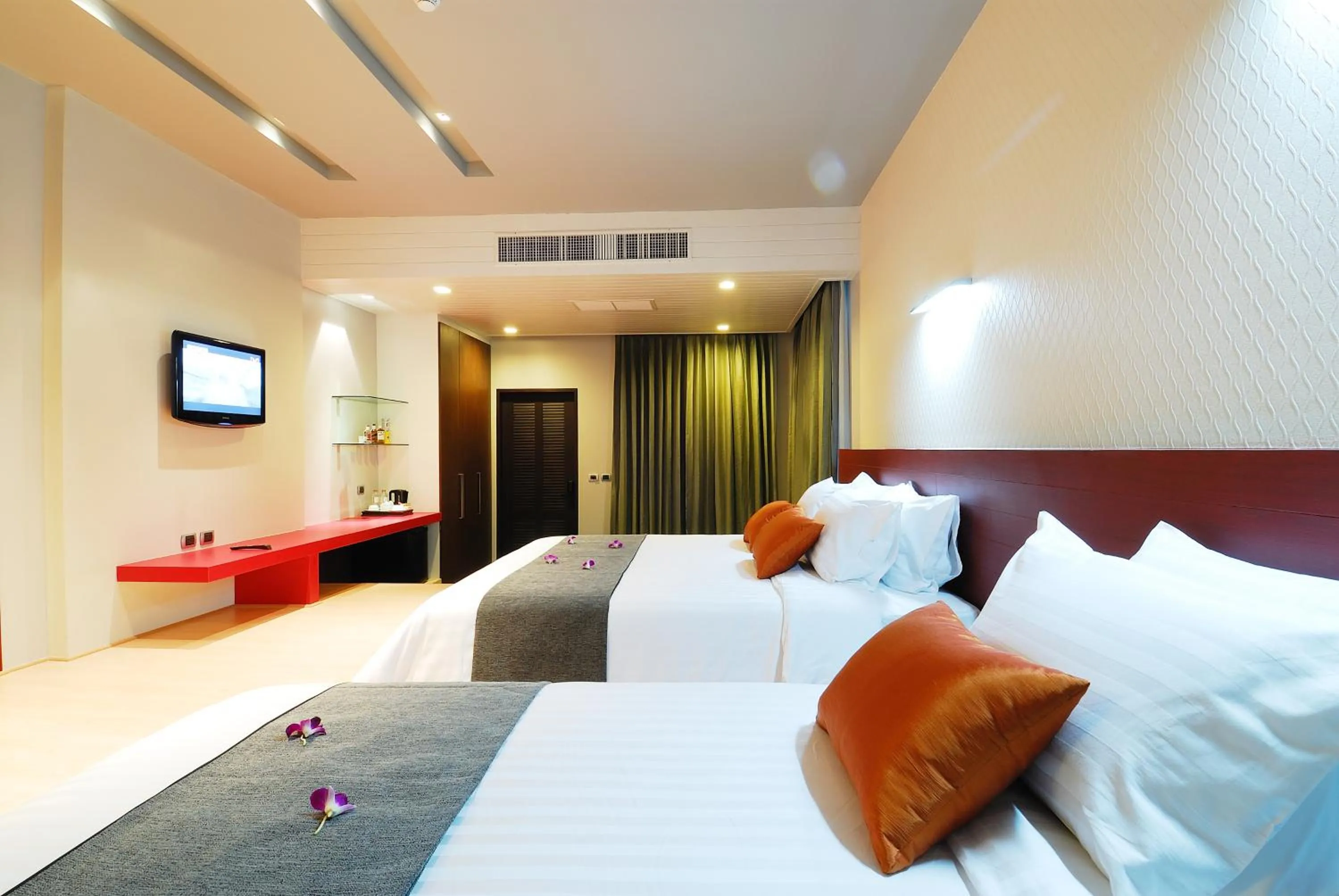 Bedroom, Bed in Long Beach Garden Hotel & Pavilions