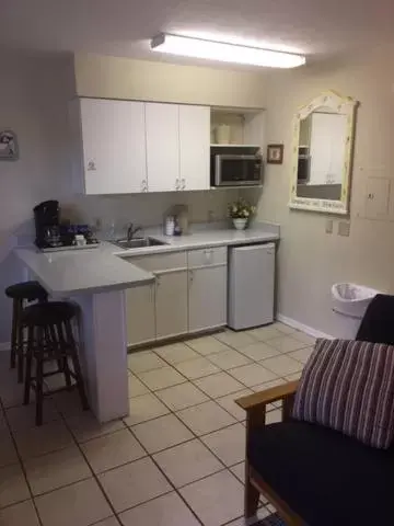 Kitchen/Kitchenette in Davis House Inn