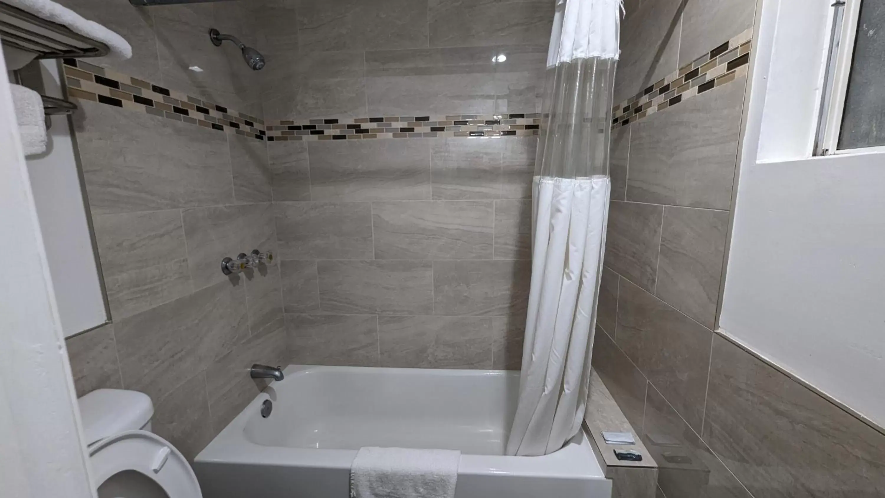 Shower, Bathroom in Airport Motel - Inglewood