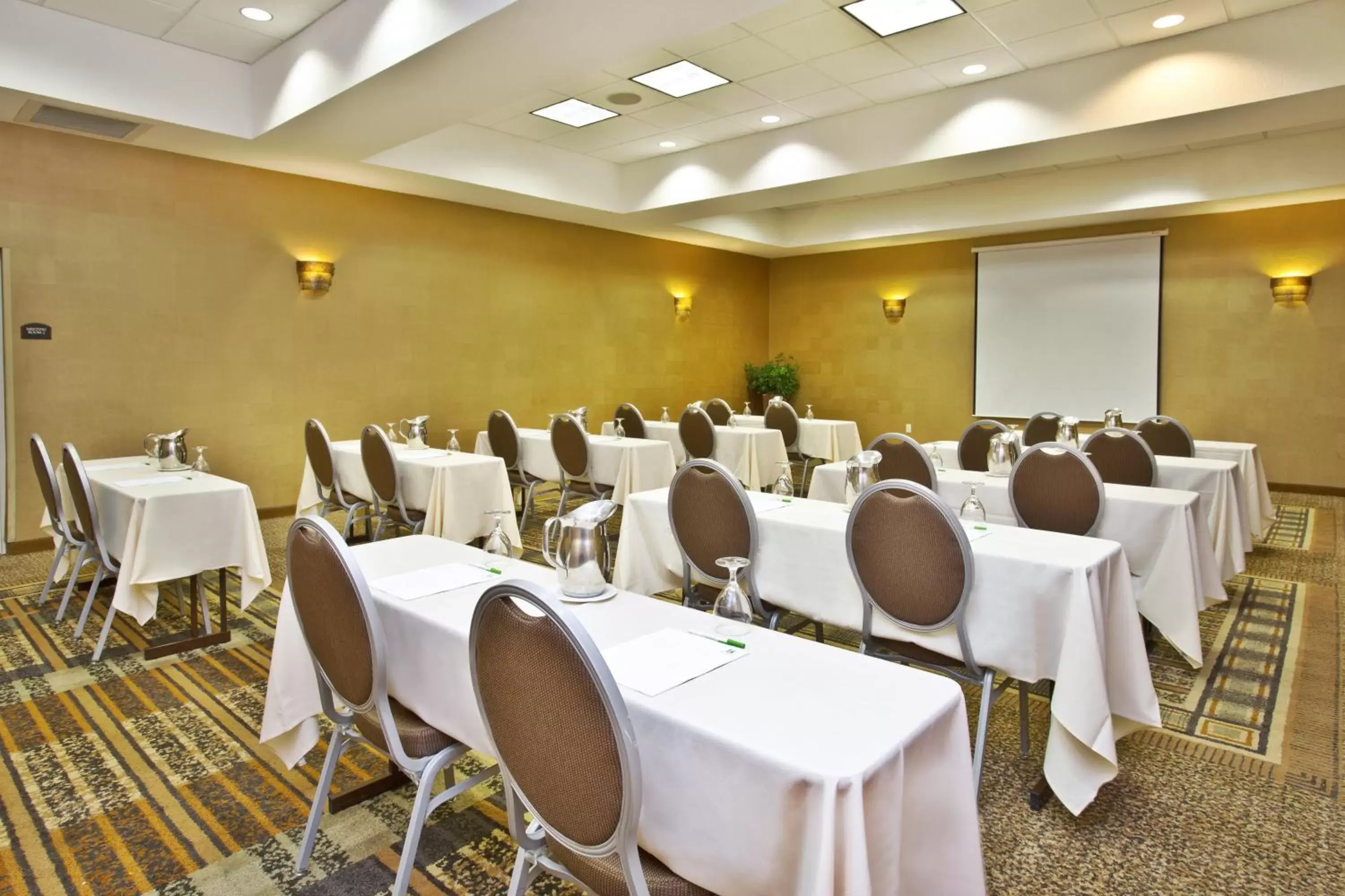 Meeting/conference room in Holiday Inn & Suites Green Bay Stadium, an IHG Hotel