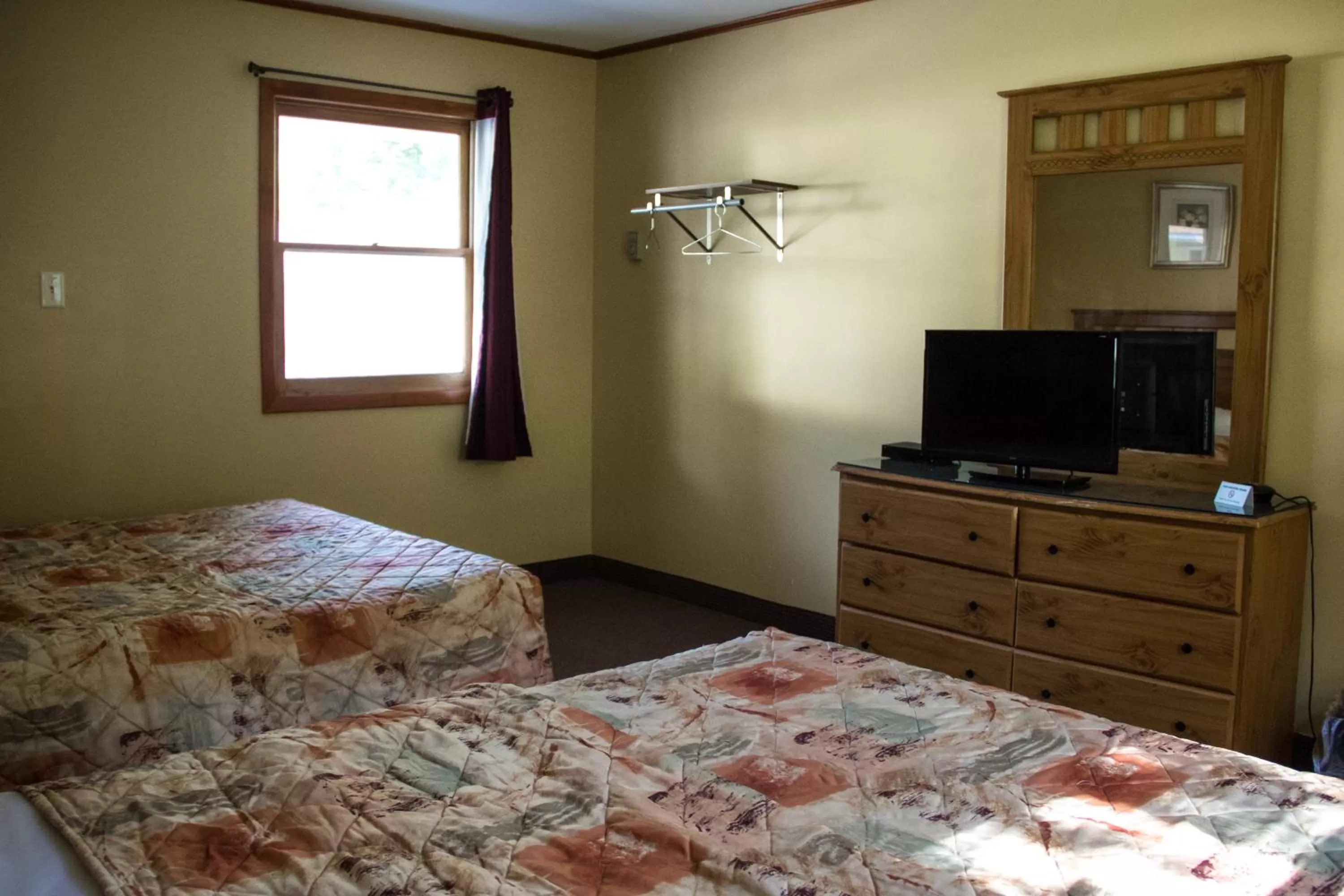 Bed in Fran Cove Motel