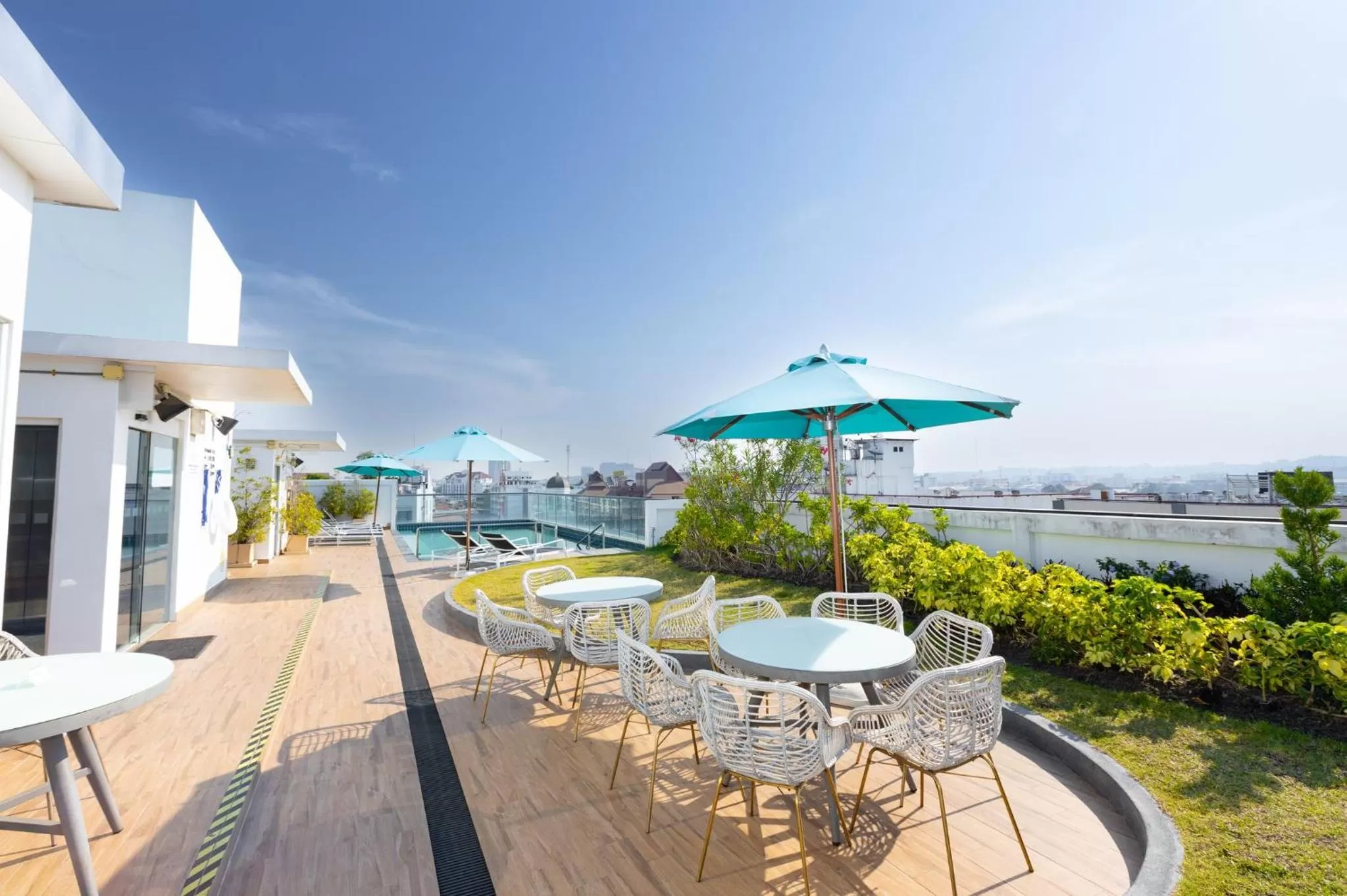 Seating area in Holiday Inn Express Pattaya Central by IHG