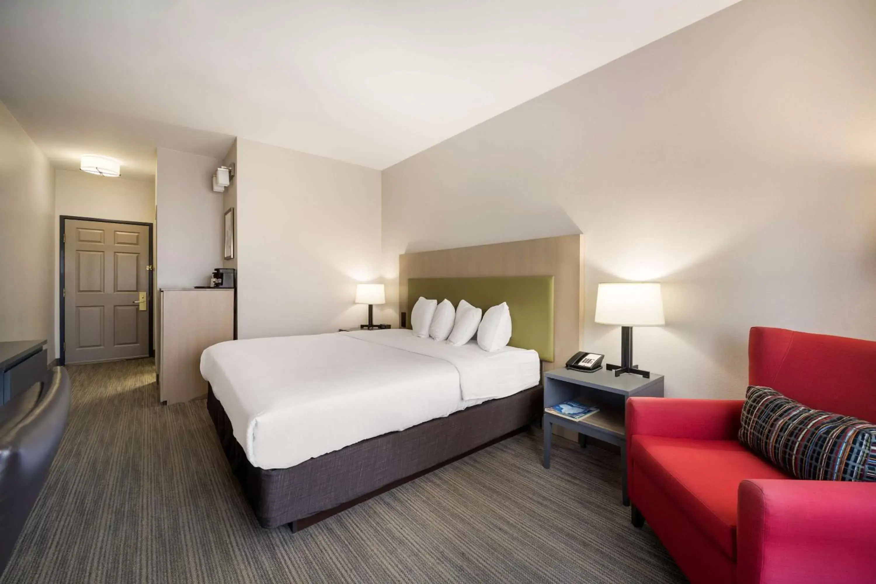 Bedroom, Bed in Country Inn & Suites by Radisson, Freeport, IL