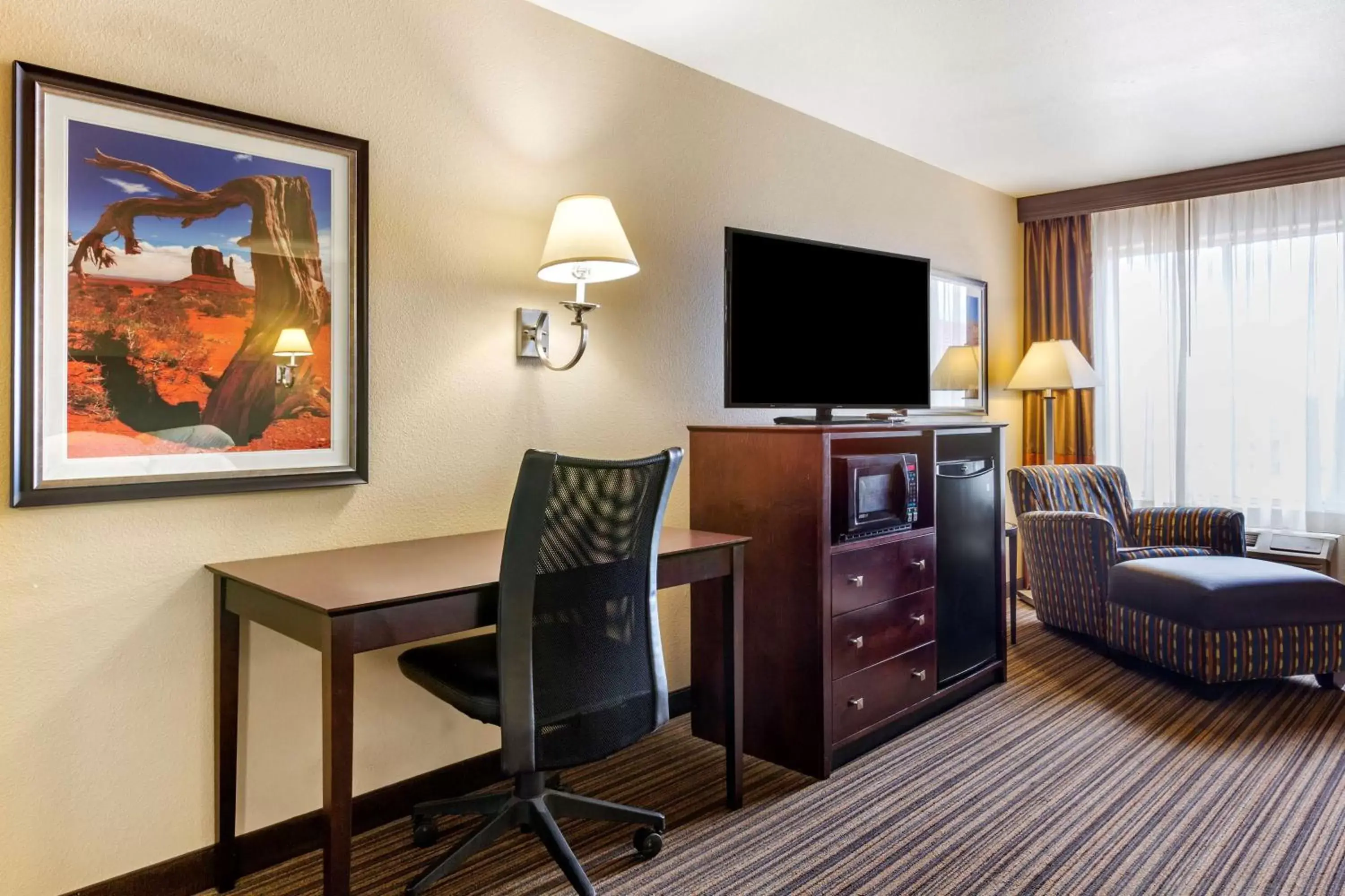 Photo of the whole room, TV/Entertainment Center in Best Western Plus Winslow Inn