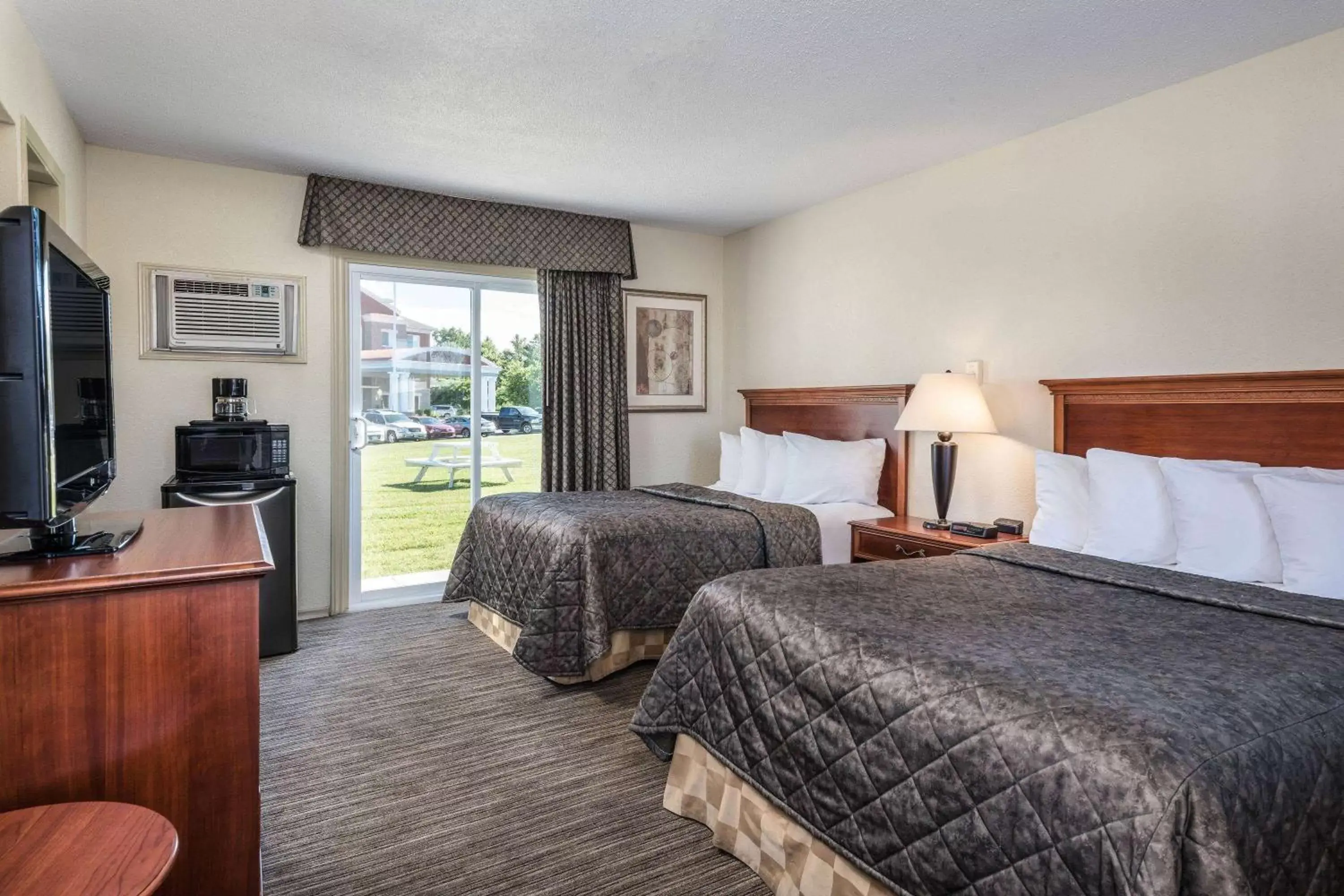 Photo of the whole room, Bed in Travelodge by Wyndham Gananoque