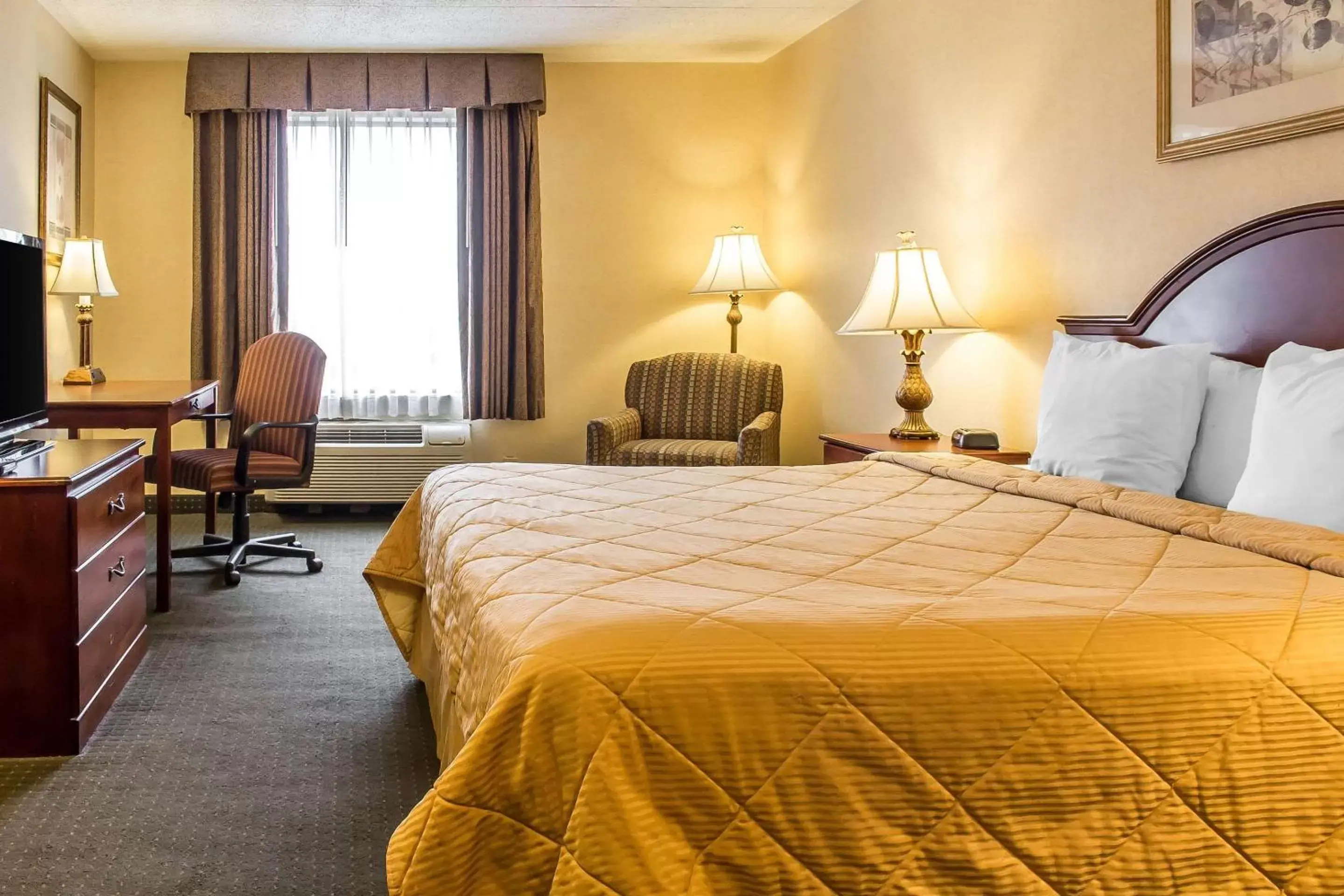Photo of the whole room, Bed in Quality Inn Hackettstown - Long Valley