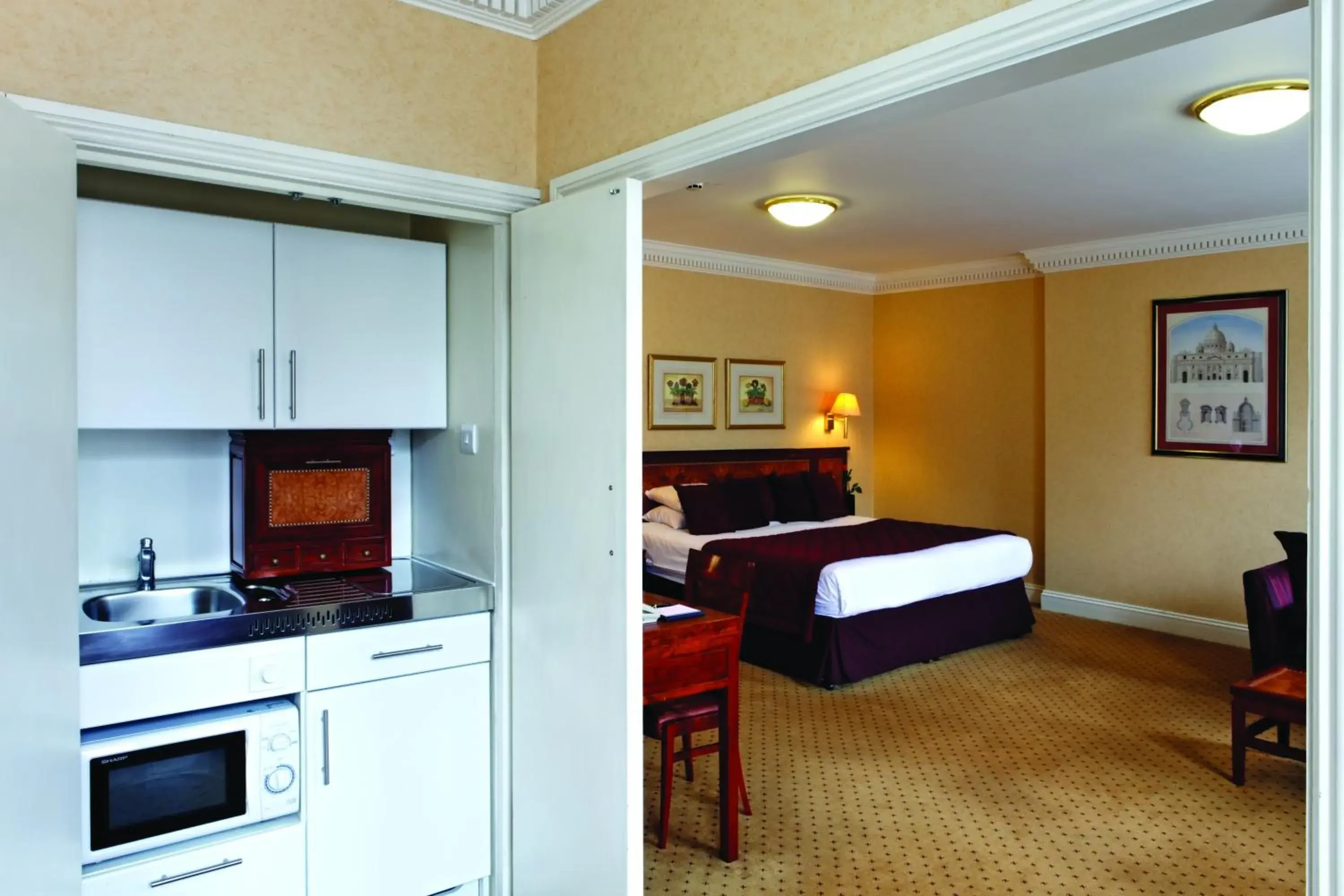 Bedroom, Kitchen/Kitchenette in Grange Portland Hotel