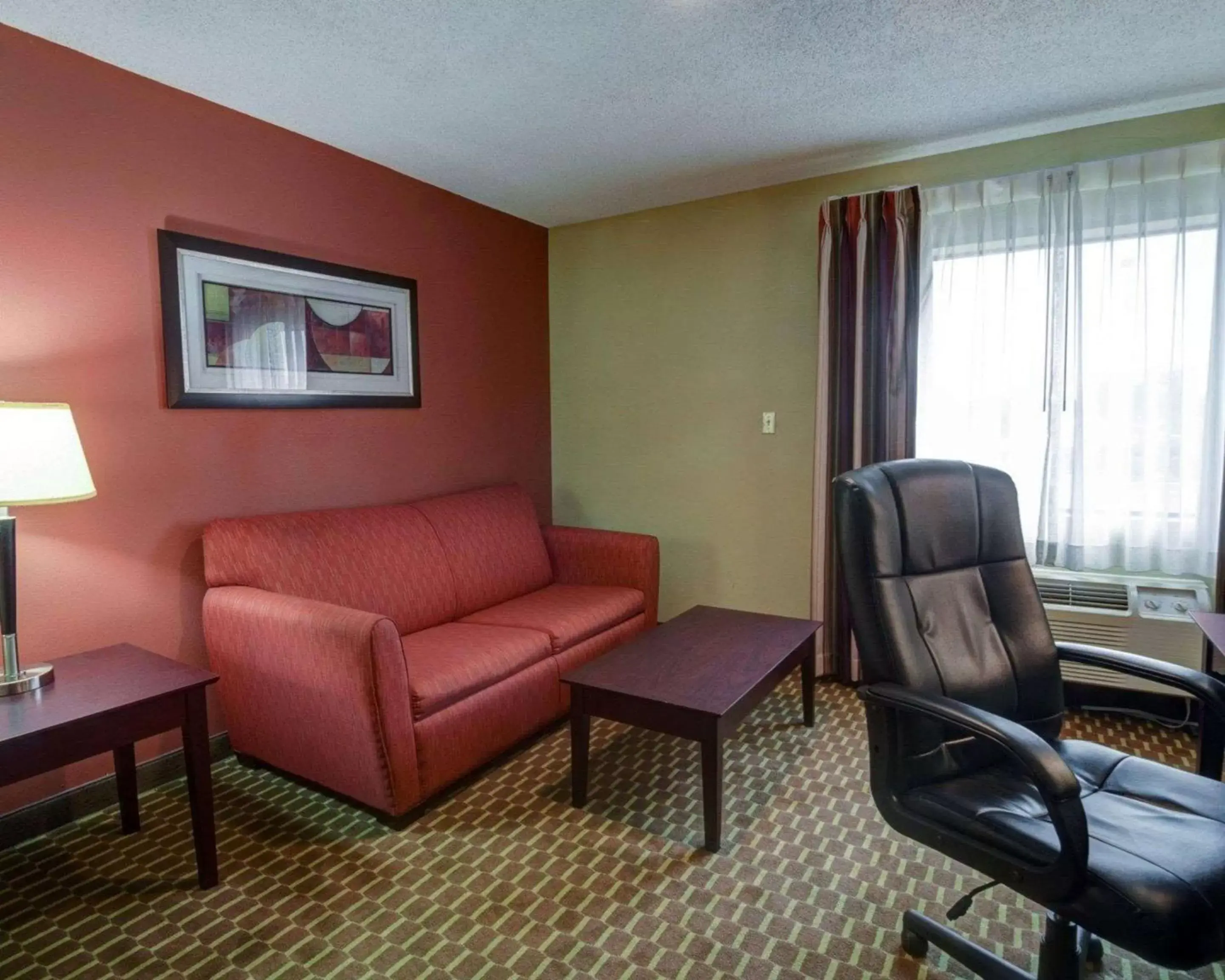 Photo of the whole room, Seating Area in Quality Inn & Suites Pine Bluff AR