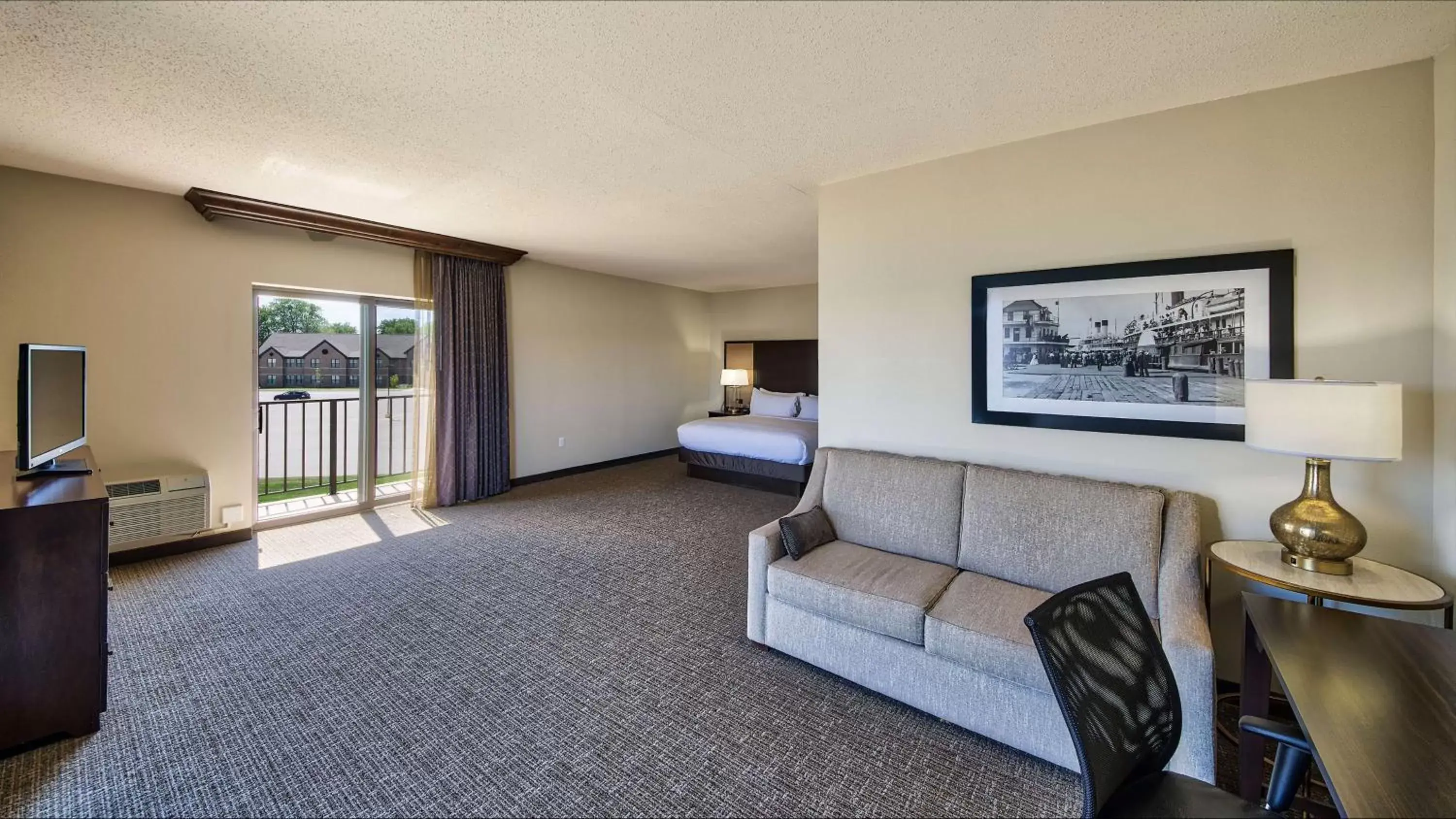 Bedroom, Seating Area in DoubleTree by Hilton Port Huron