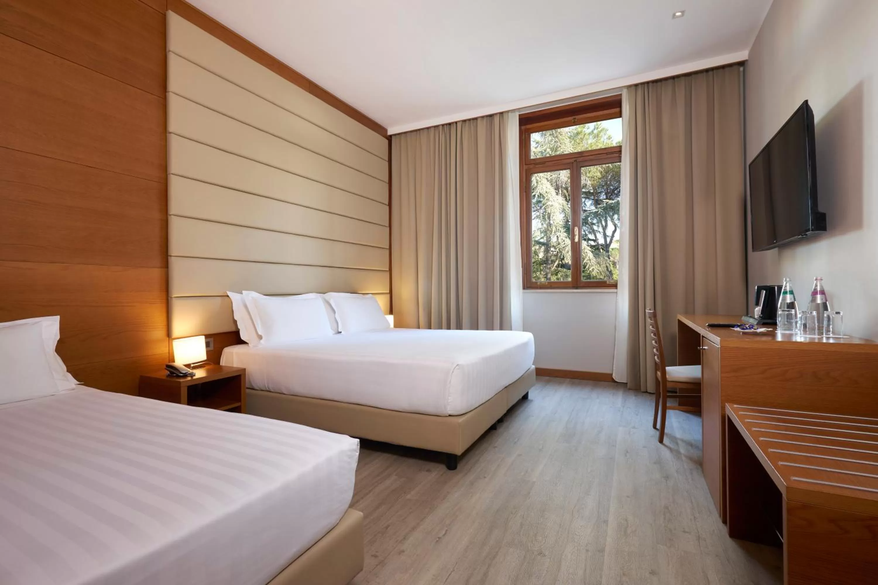 Bedroom, Bed in Occidental Aurelia