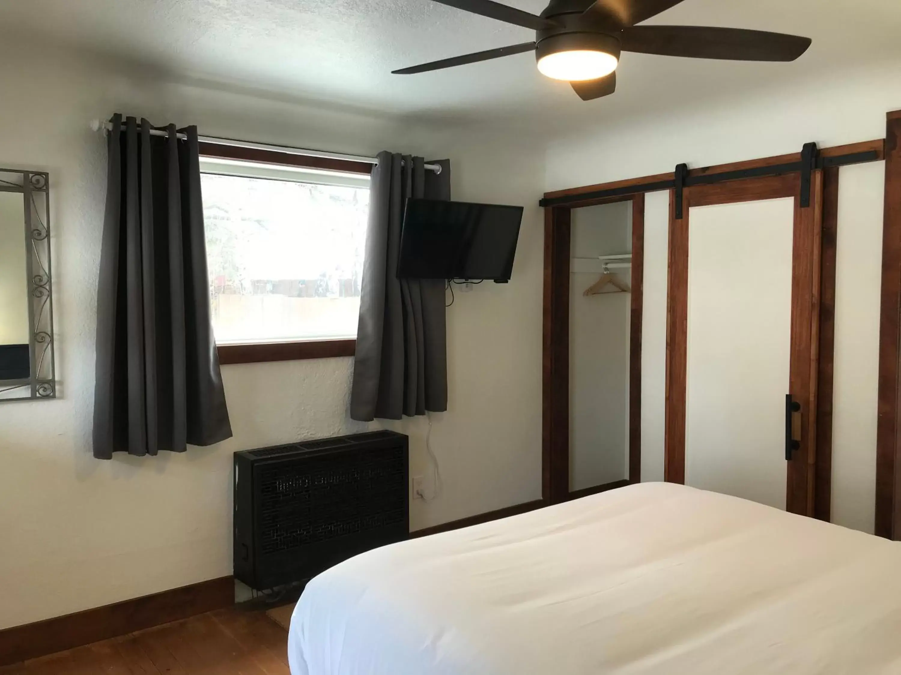 Bedroom, Bed in Left Coast Lodge - Pet Friendly