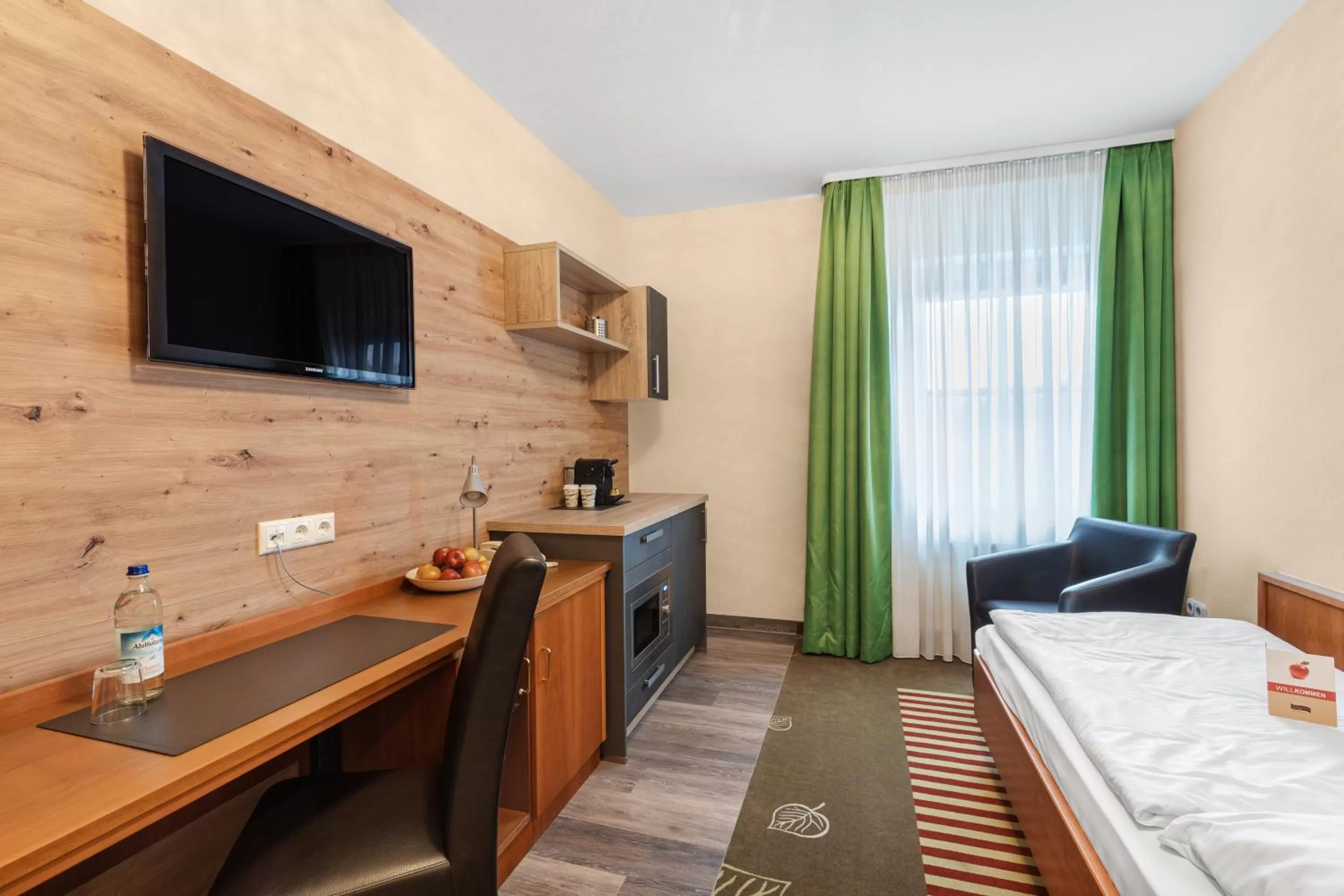 Photo of the whole room, Bed in Schieners Hotel & Apfelhof Apartments