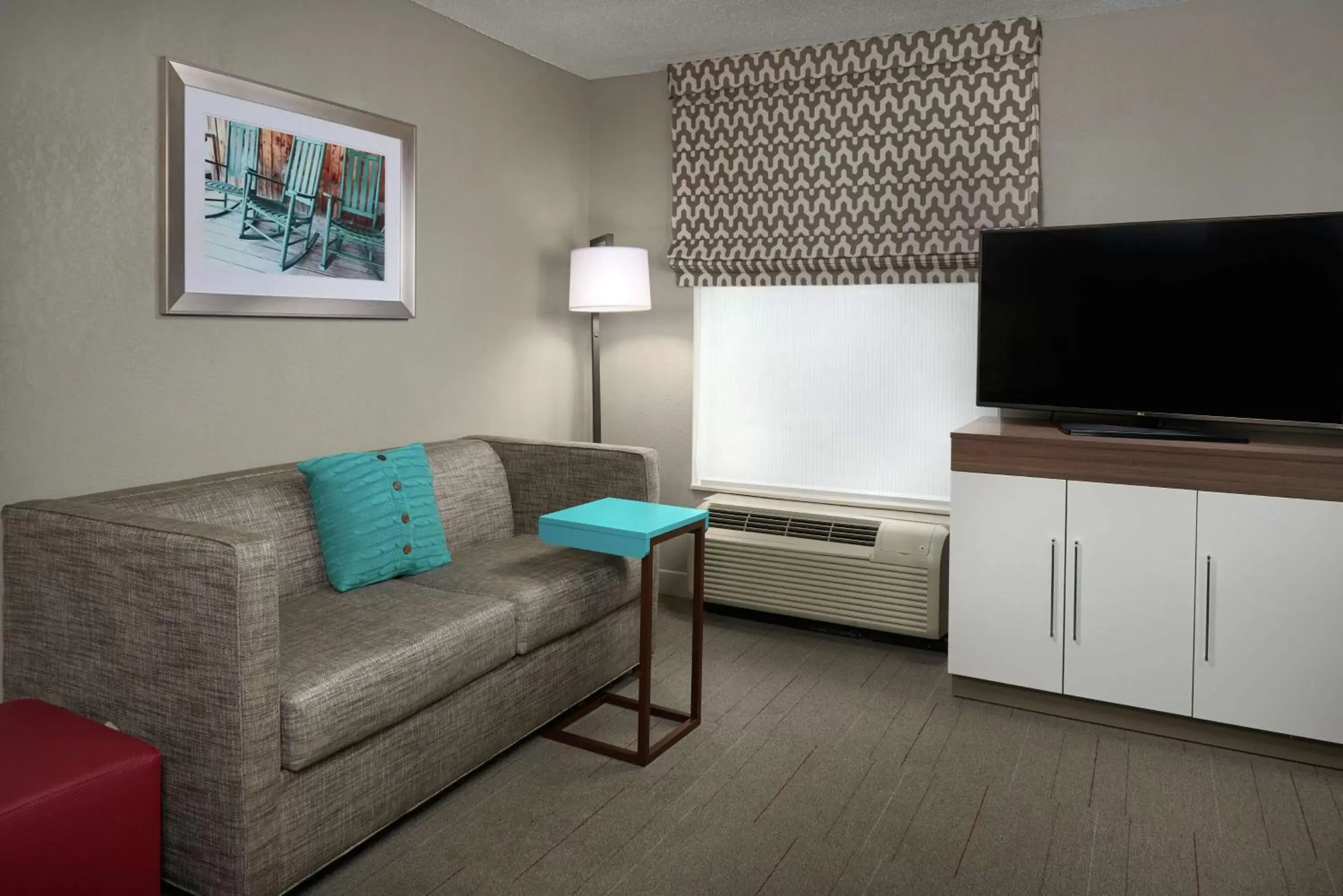 Bedroom, TV/Entertainment Center in Hampton Inn & Suites Oxford-Anniston