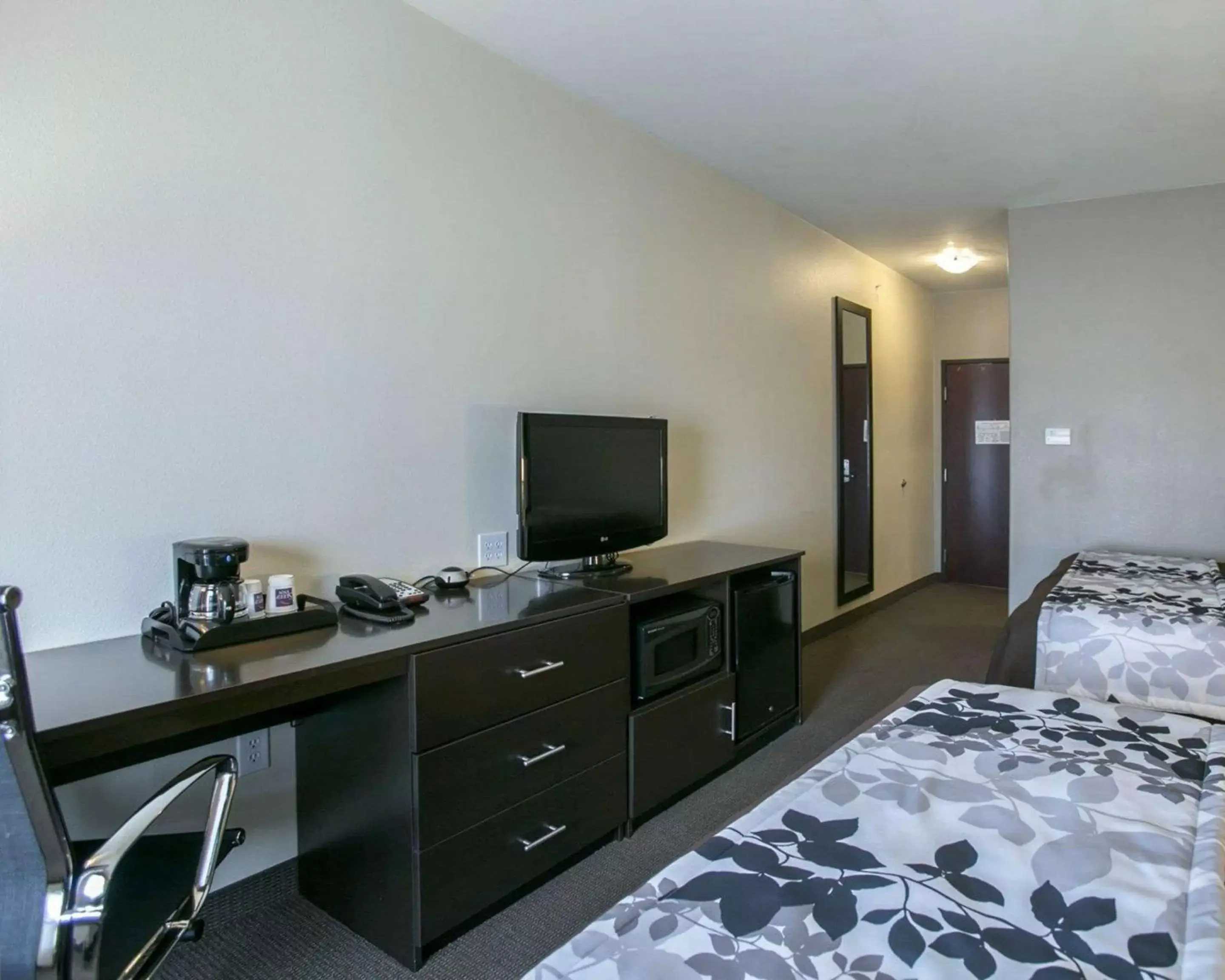 Photo of the whole room, TV/Entertainment Center in Sleep Inn and Suites Round Rock - Austin North