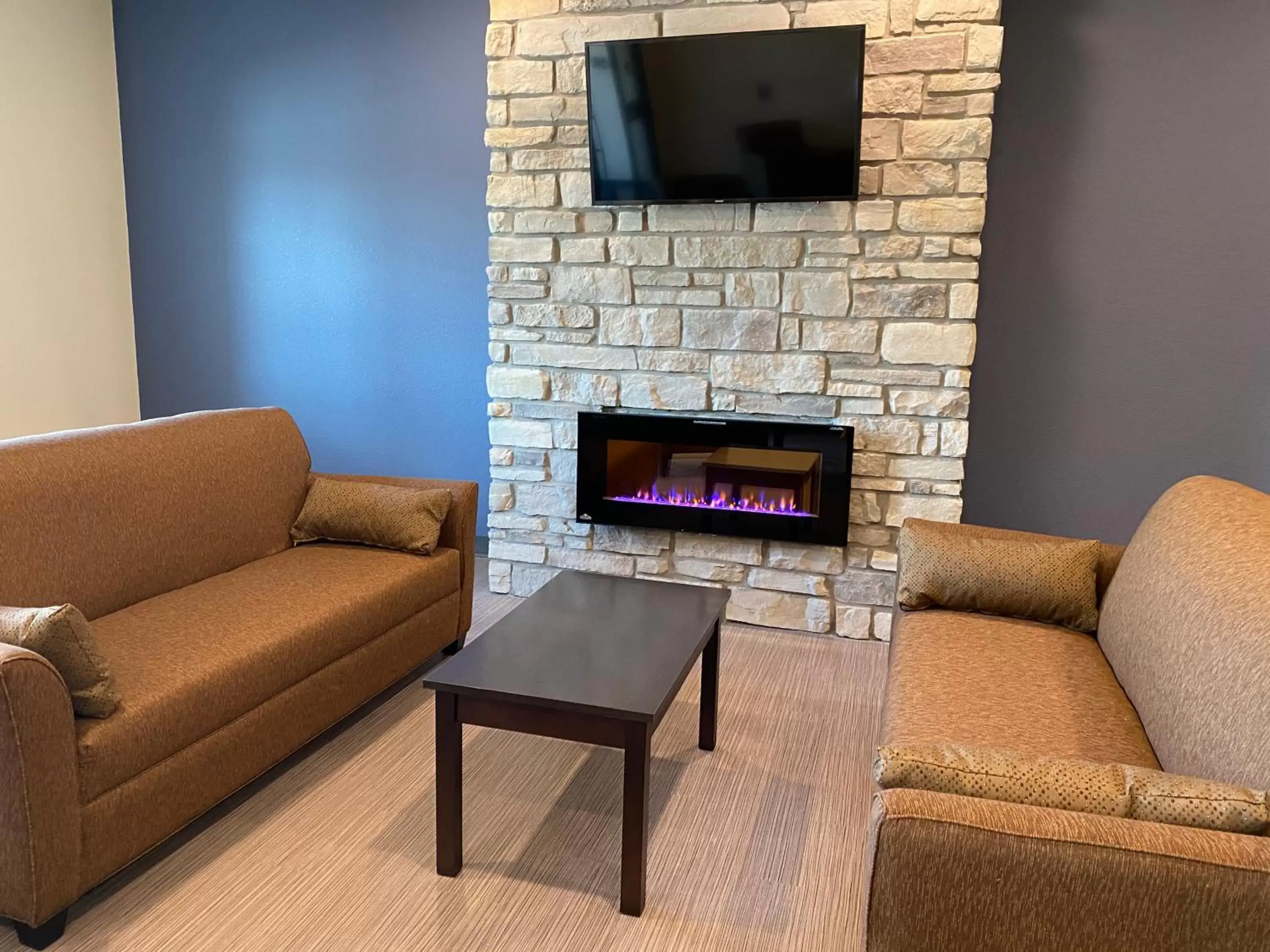 Lobby or reception, TV/Entertainment Center in Cobblestone Inn & Suites - Forest City