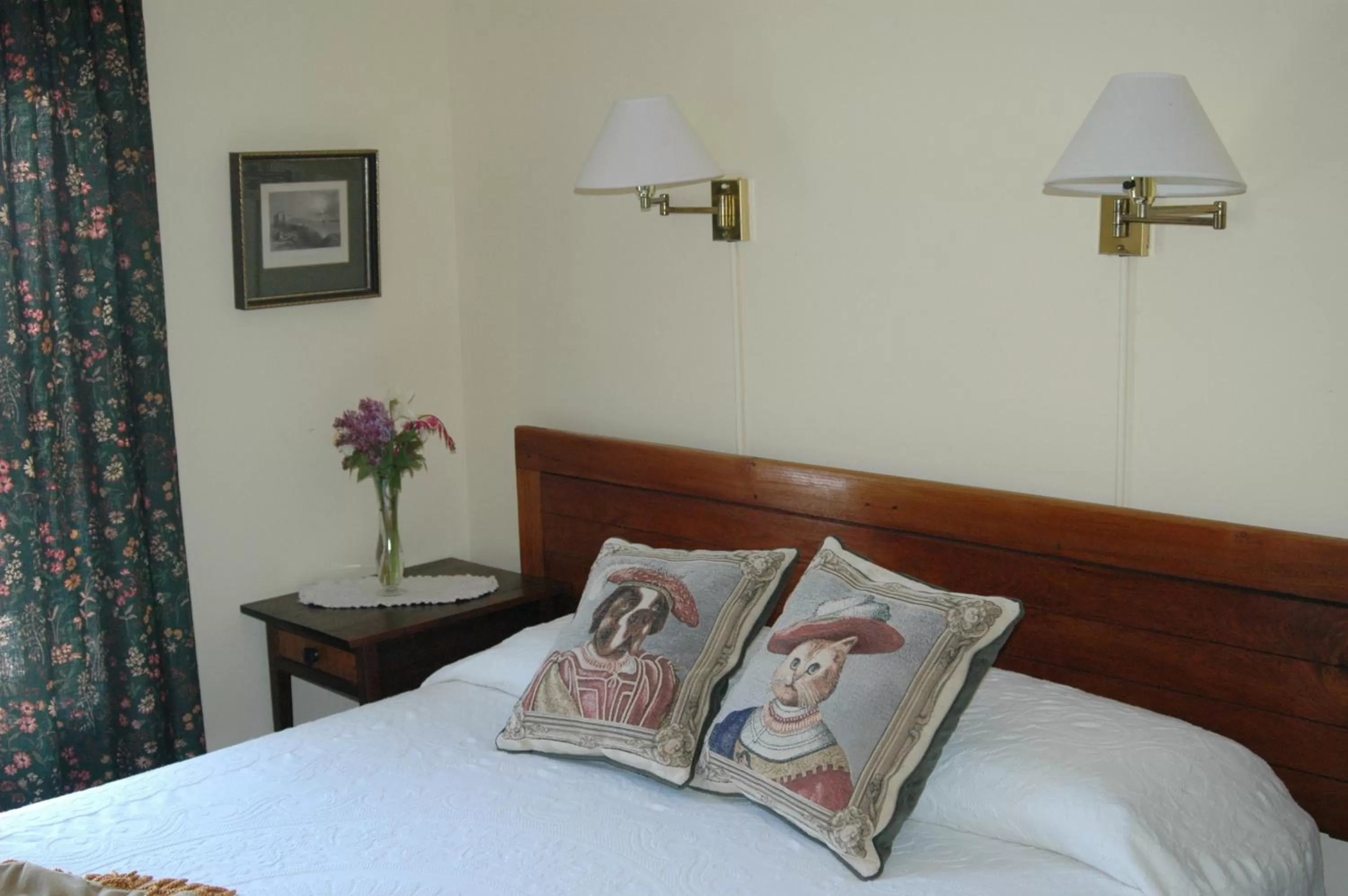 Bed in The Garrison House Inn