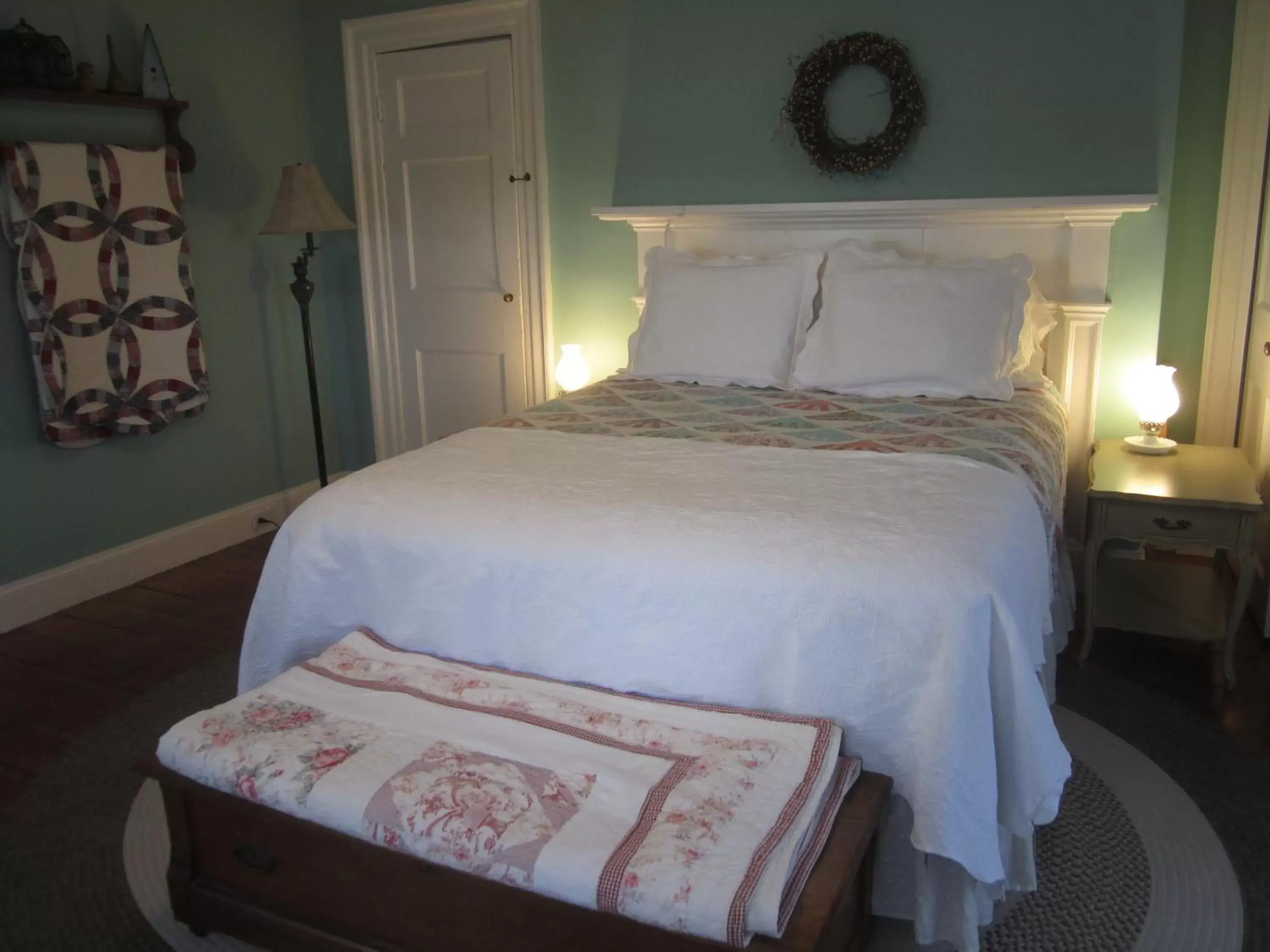 Bed in Grand Oak Manor Bed and Breakfast