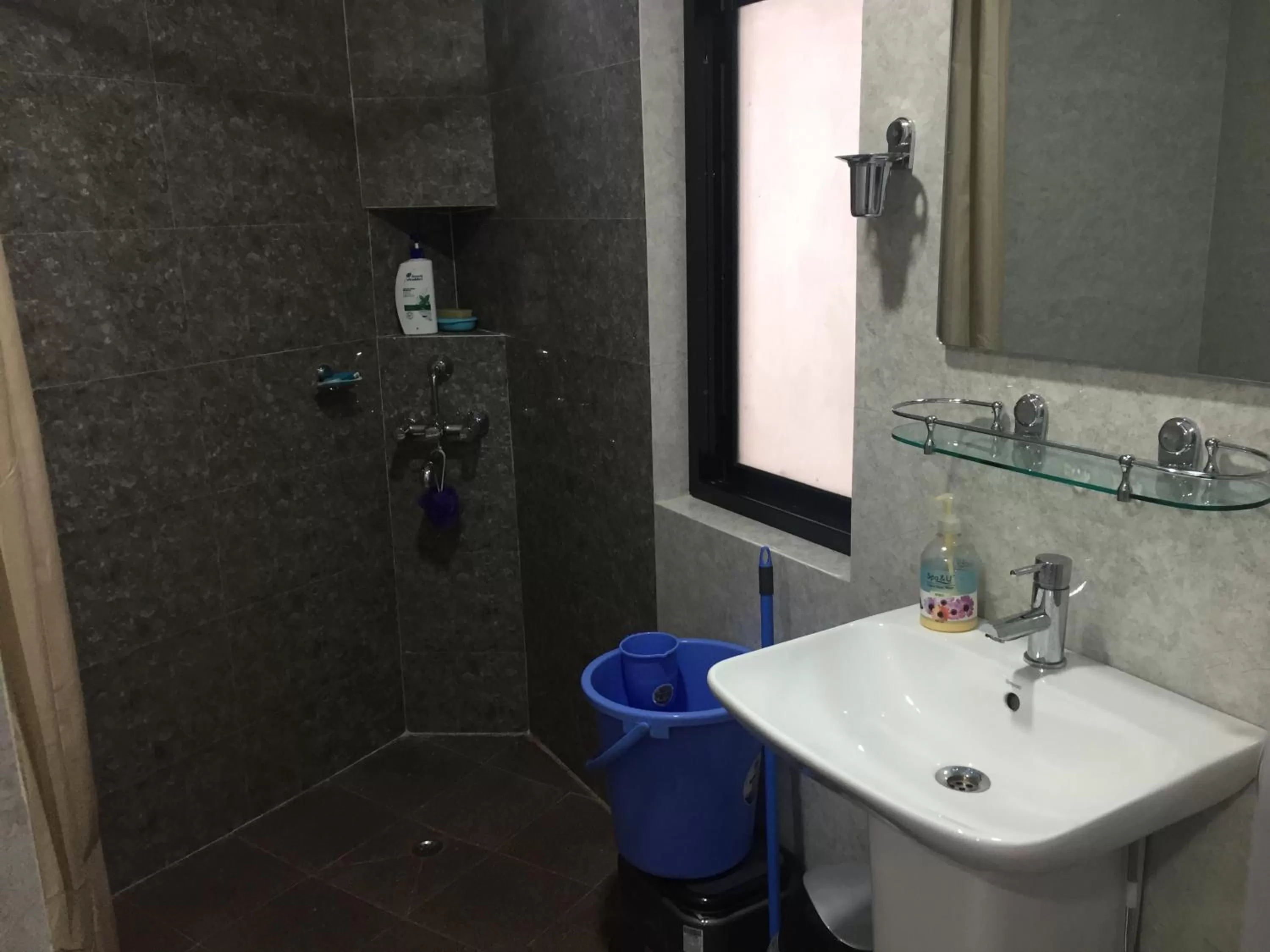 Shower in Sleepy Sam -The Traveller’s Hostel