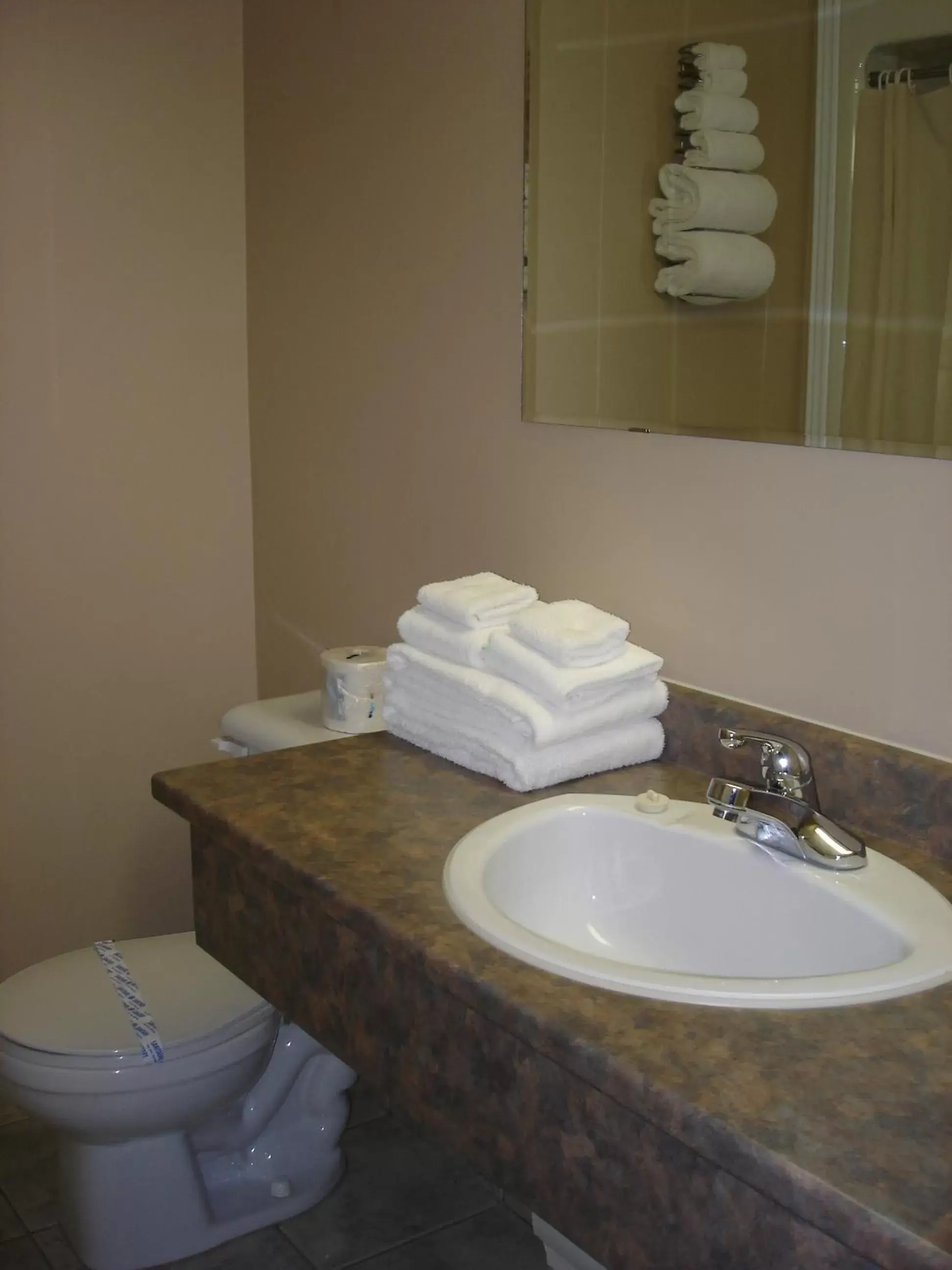 Bathroom in Hilltop Motel & Restaurant