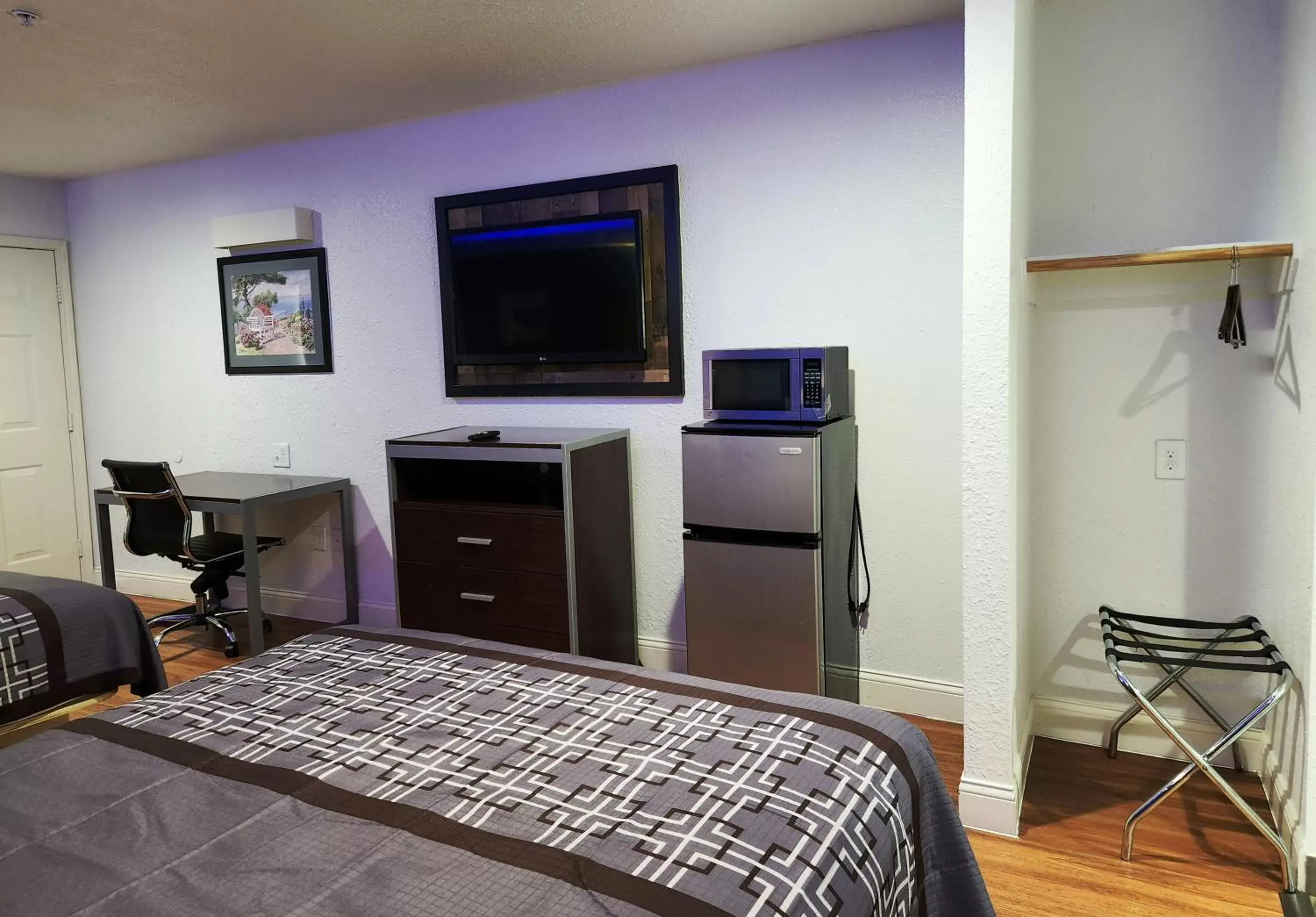 Bed, TV/Entertainment Center in Express Inn Tomball