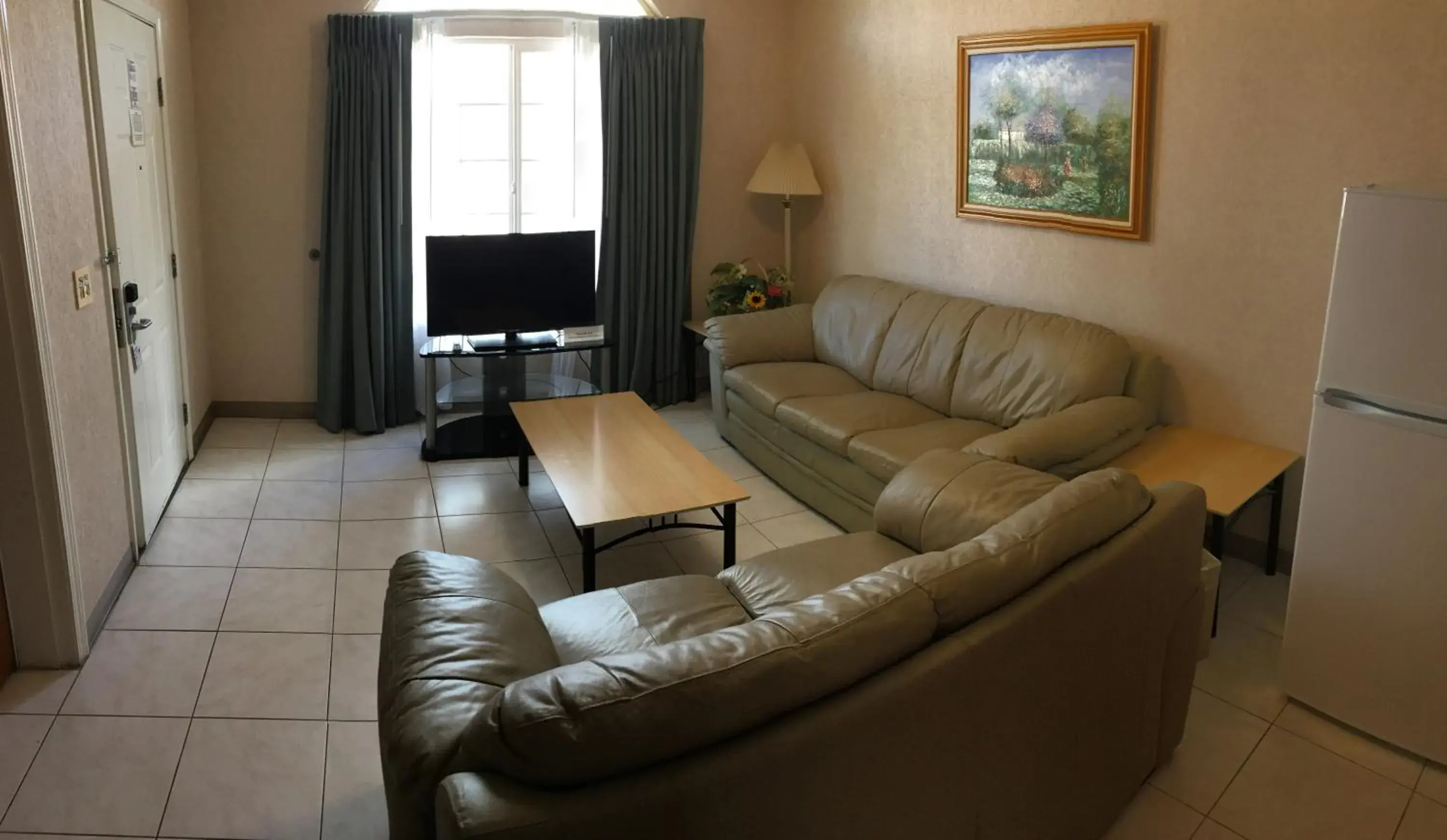 Living room, Seating Area in Garden Inn and Suites Fresno
