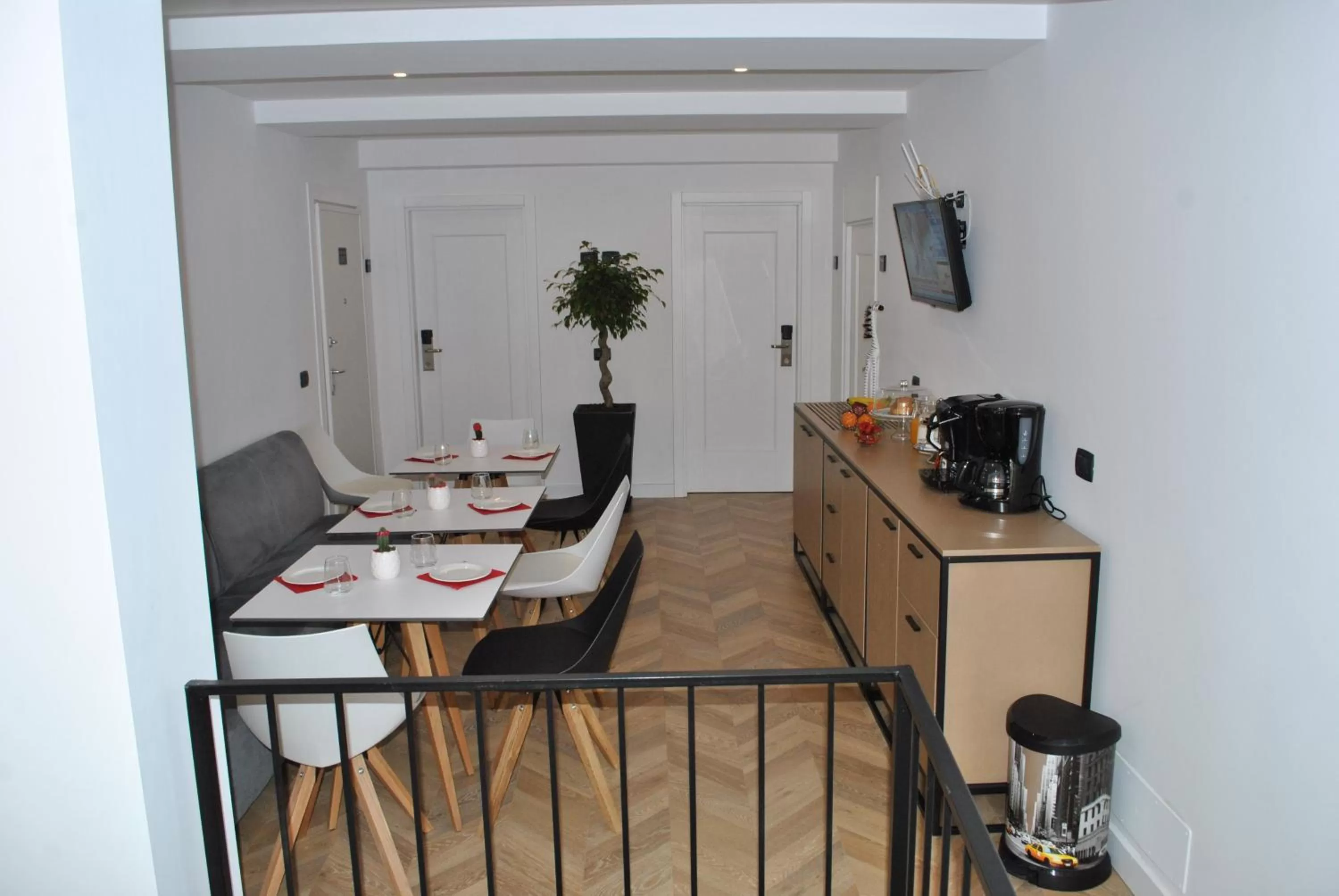 Restaurant/places to eat in Prime Hotel