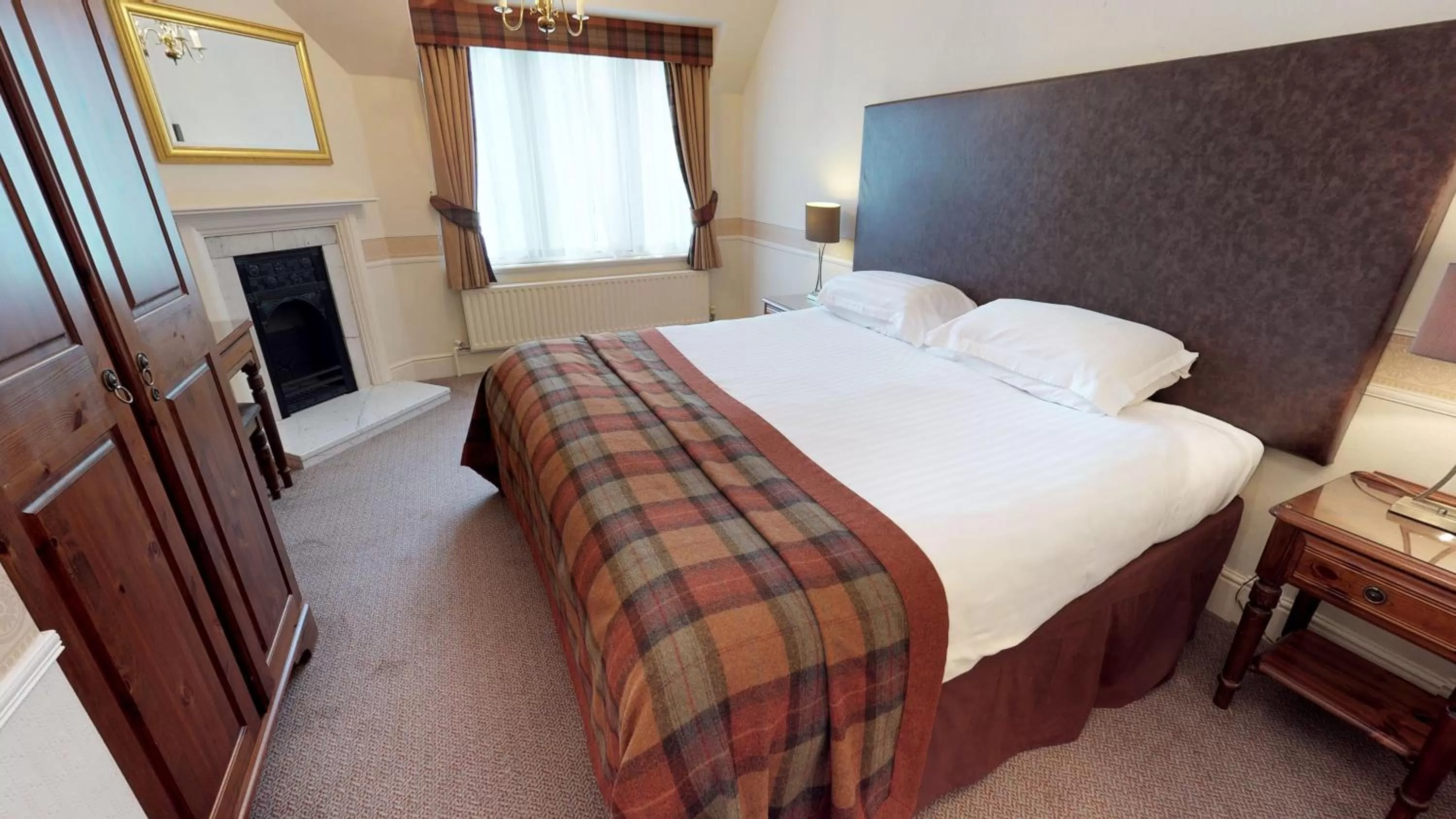 Bedroom, Bed in Macdonald Elmers Court Resort