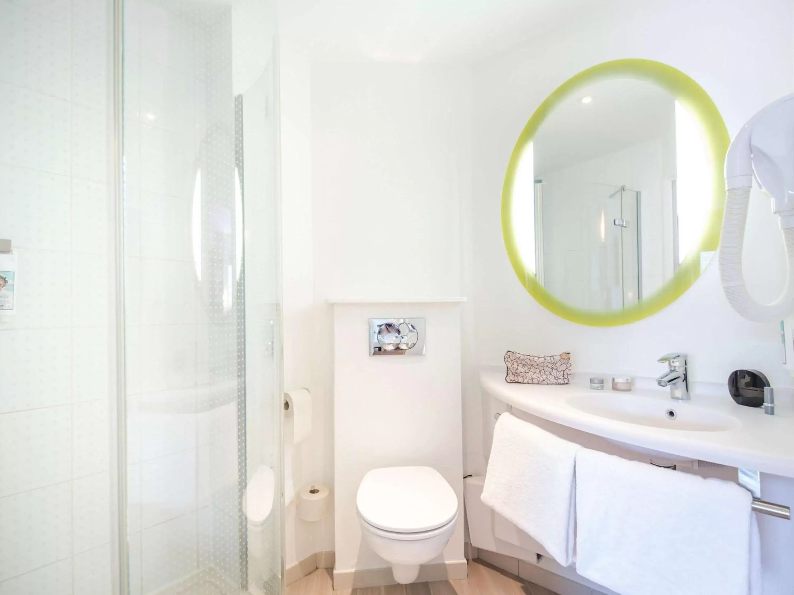 Photo of the whole room, Bathroom in ibis Lyon Sud Vienne Saint-Louis