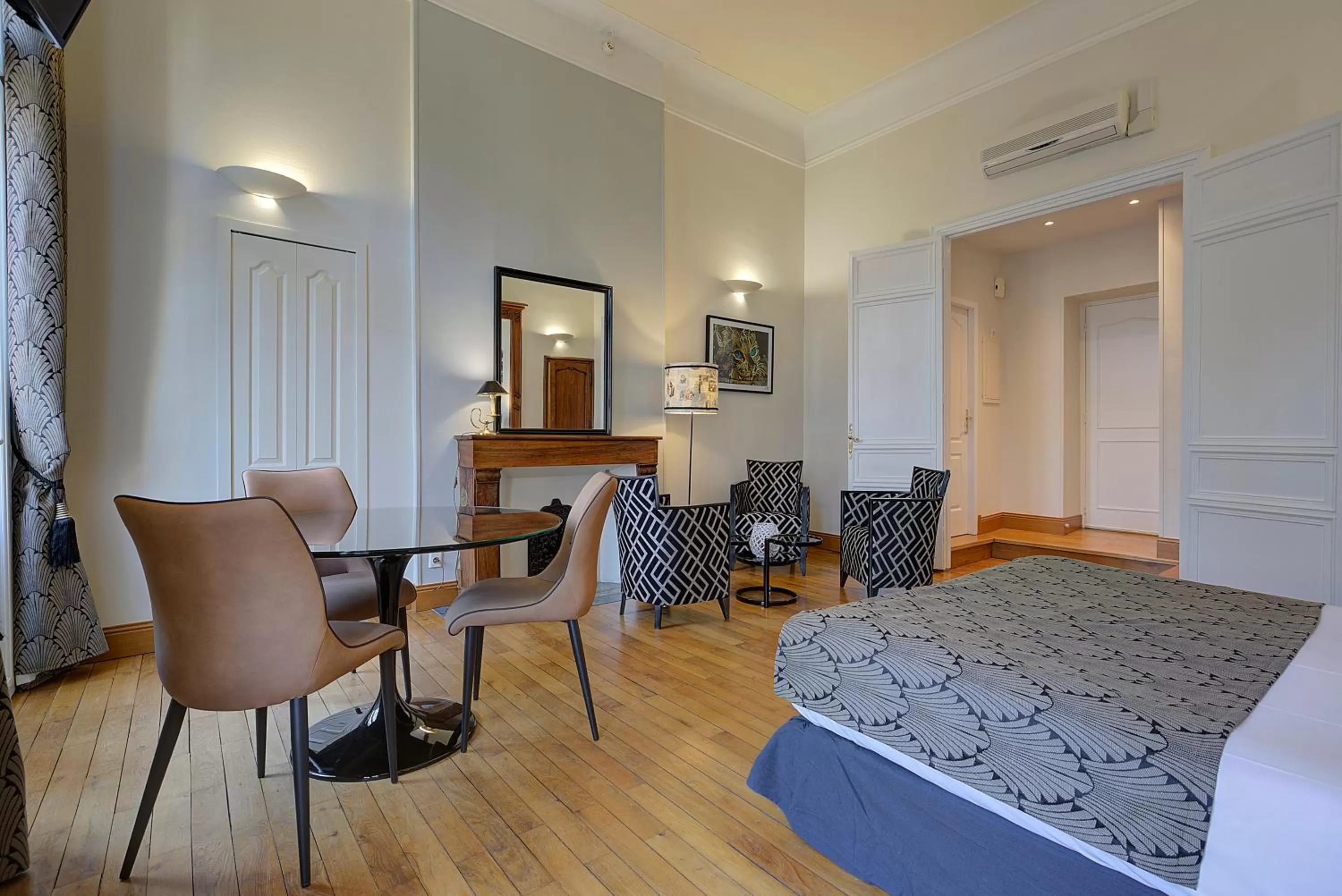 Living room, Bed in La Villa des Consuls - Gîte de tourisme de charme