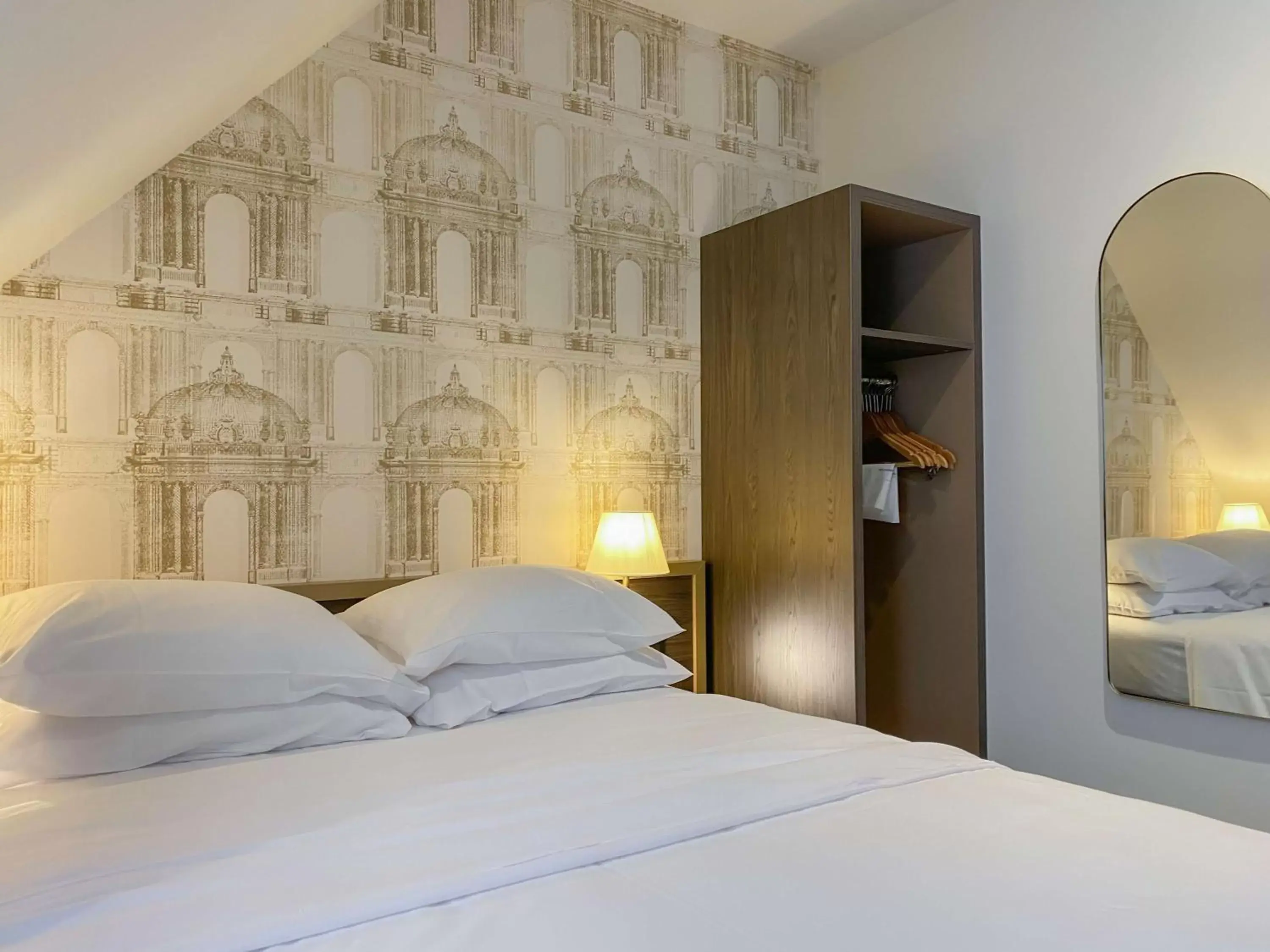 Bedroom, Bed in Best Western Royal Hotel Caen