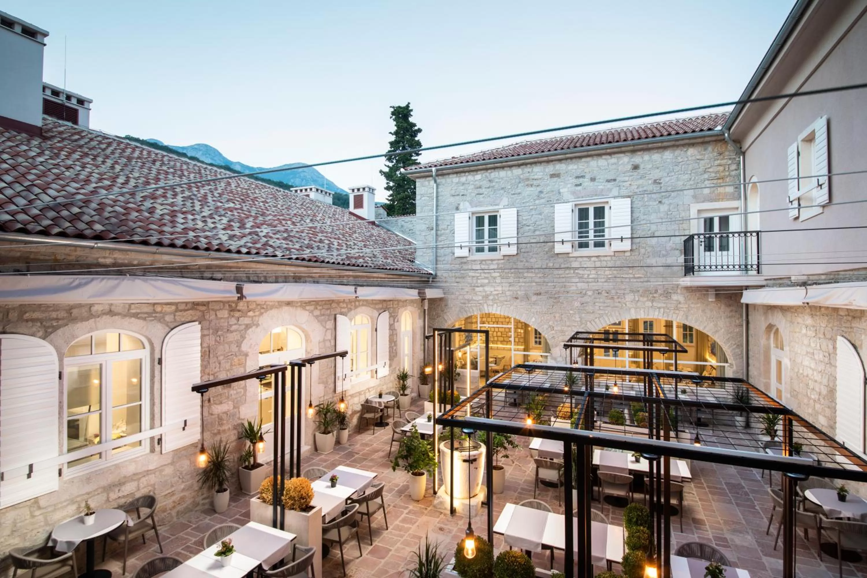 Restaurant/places to eat in Lazure Hotel & Marina