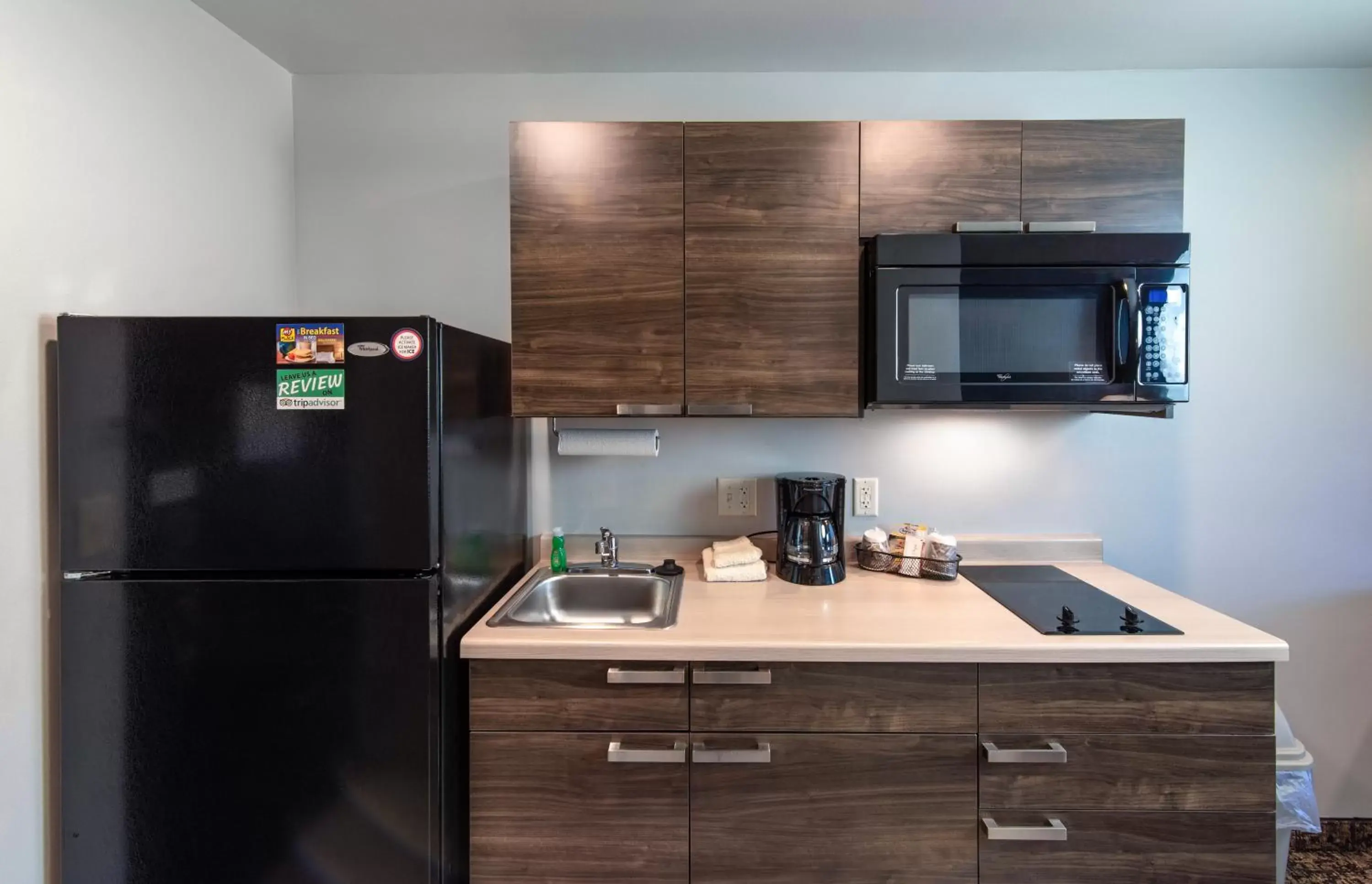 Kitchen or kitchenette, Kitchen/Kitchenette in My Place Hotel-Medford, OR