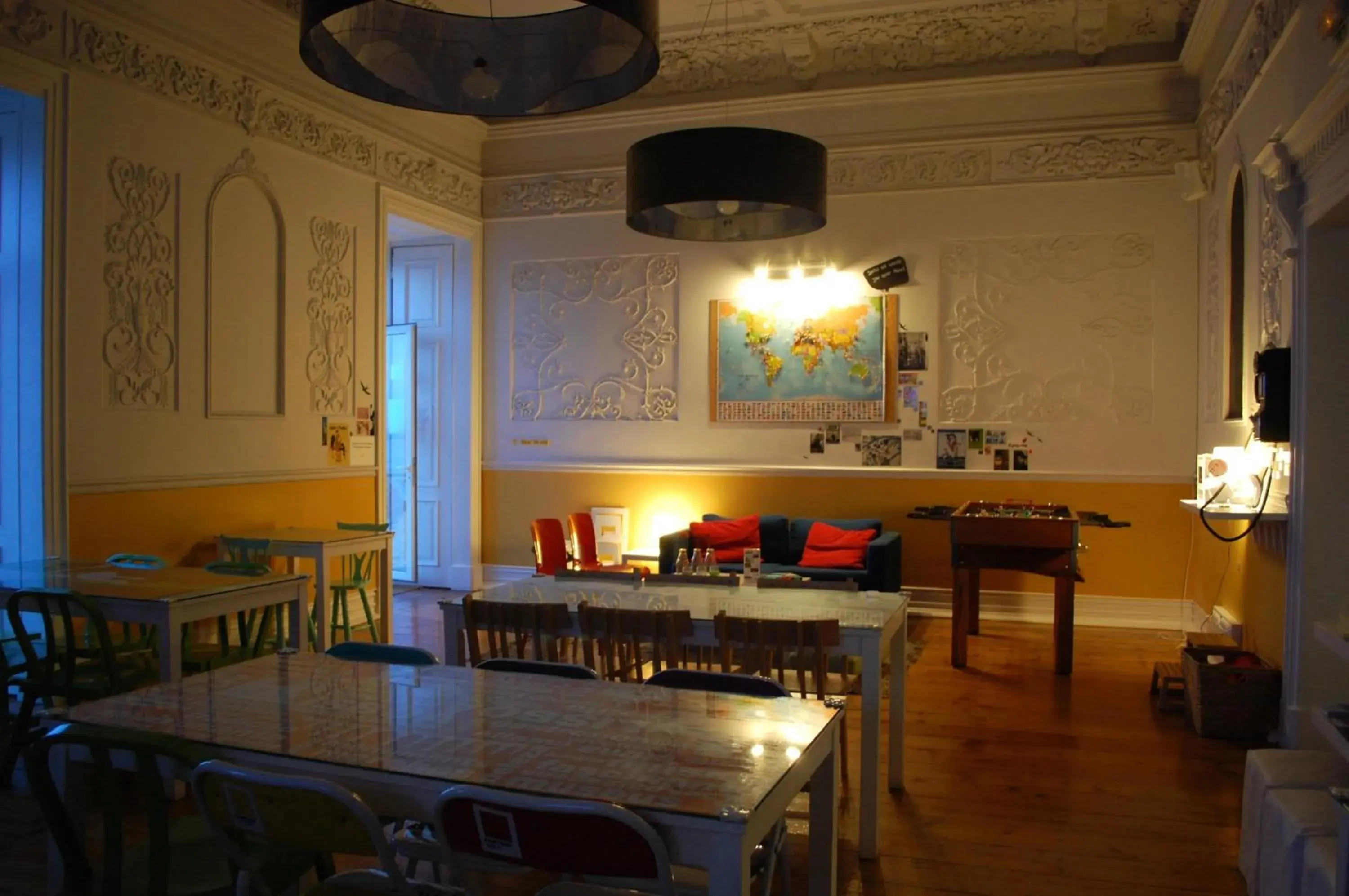 Night, Restaurant/Places to Eat in Lisb'on Hostel