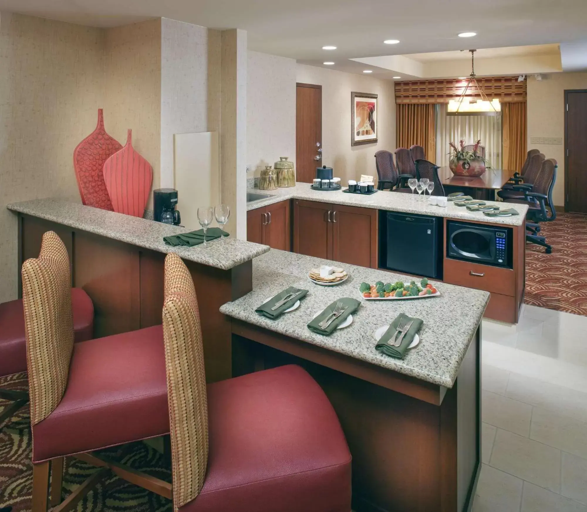 Bed, Kitchen/Kitchenette in Embassy Suites by Hilton San Marcos Hotel Conference Center