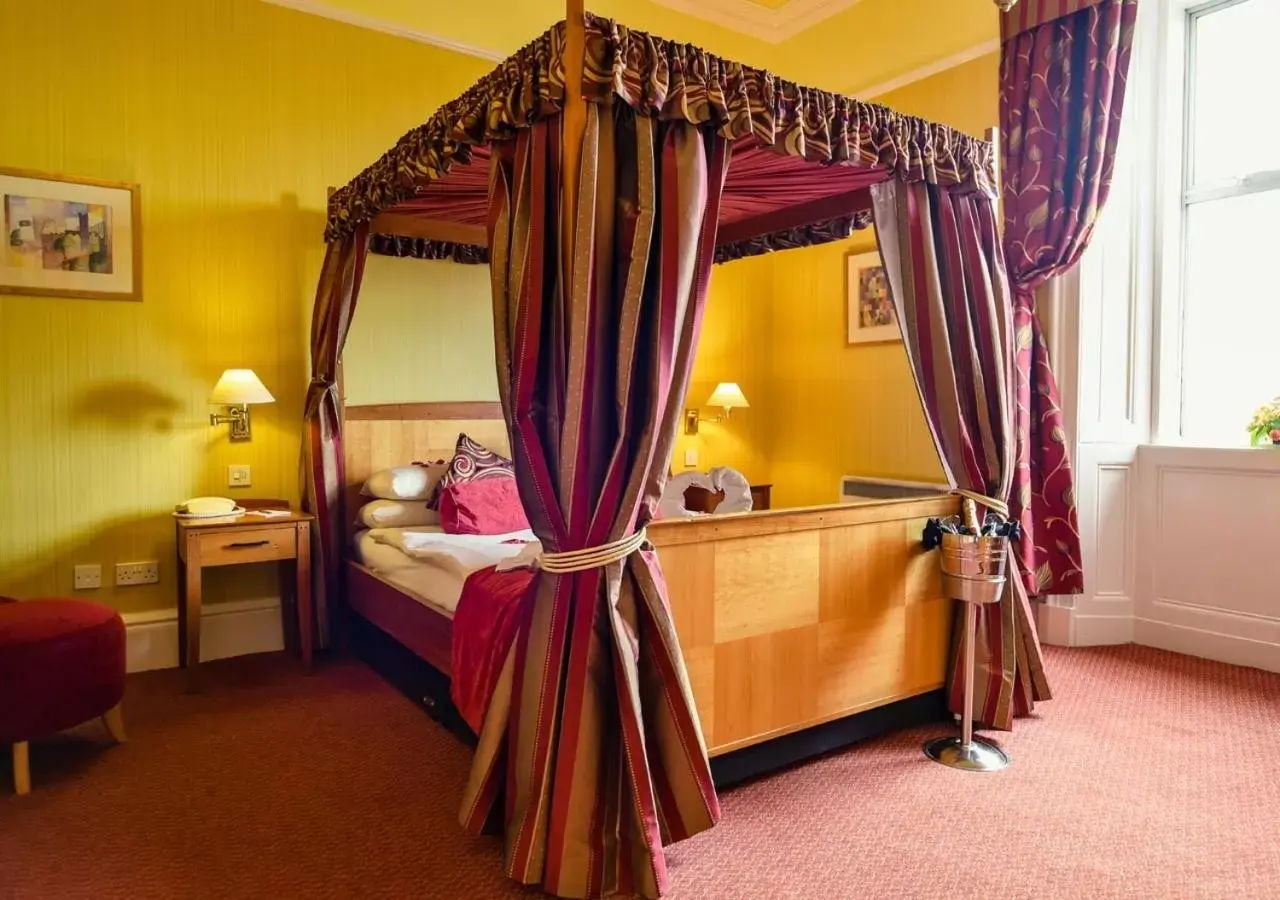 Bedroom, Bed in Cairndale Hotel And Leisure Club