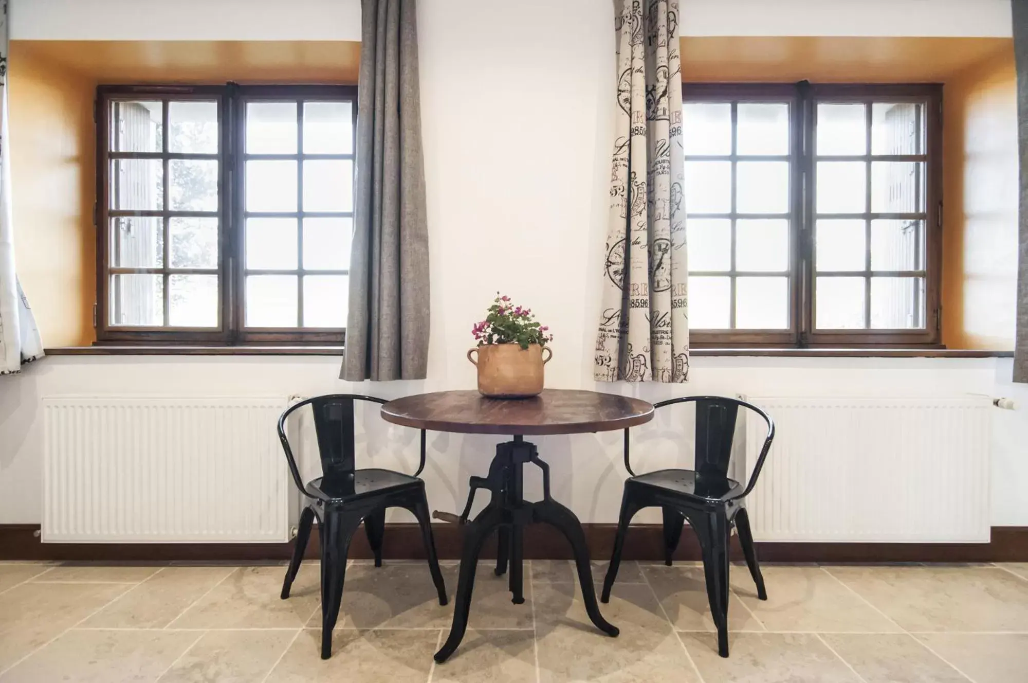 Seating area, Dining Area in Jardin des Sens, la Rente d'Eguilly