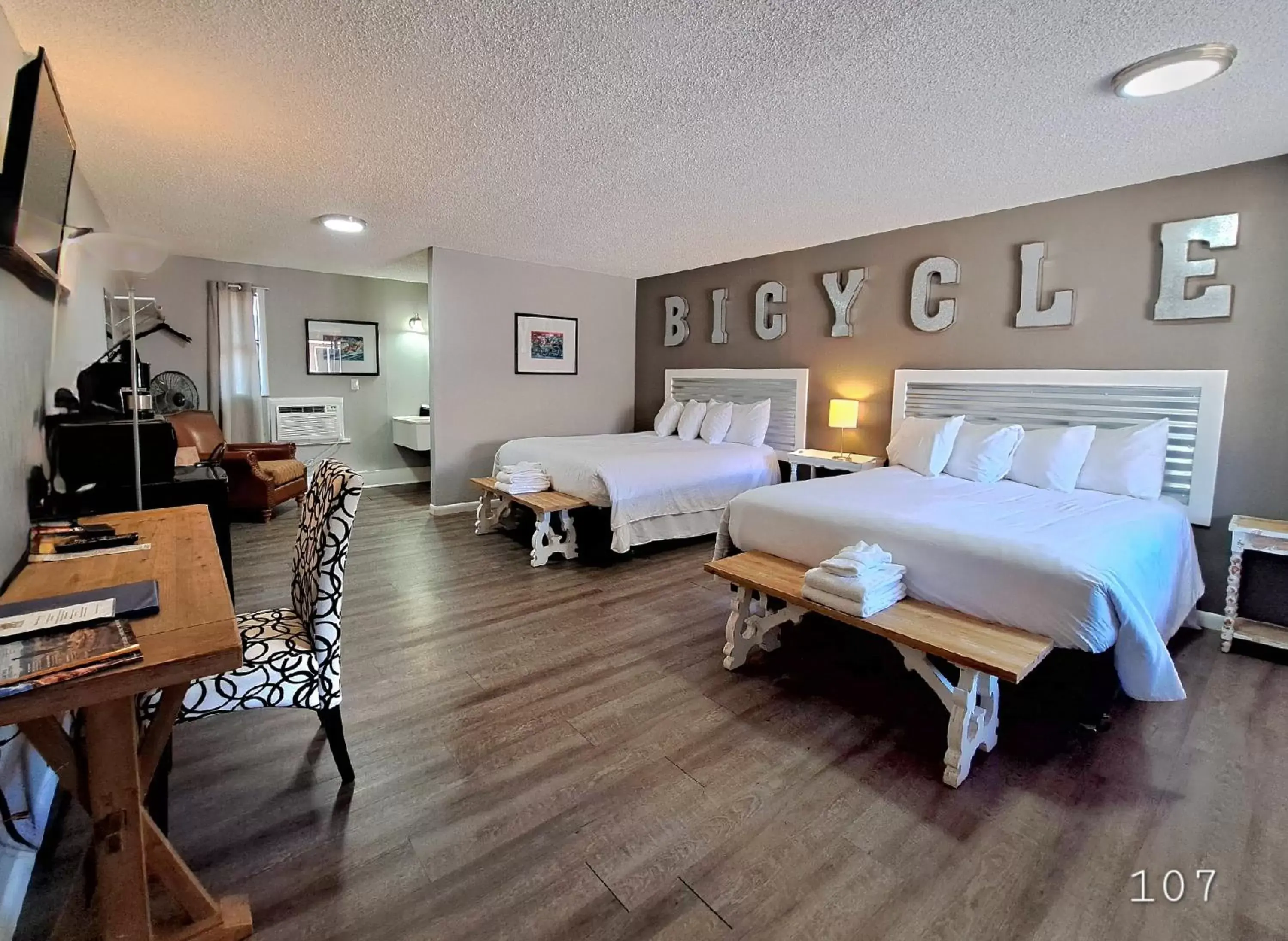 Bed in Buffalo Lodge Bicycle Resort - Amazing access to local trails & the Garden