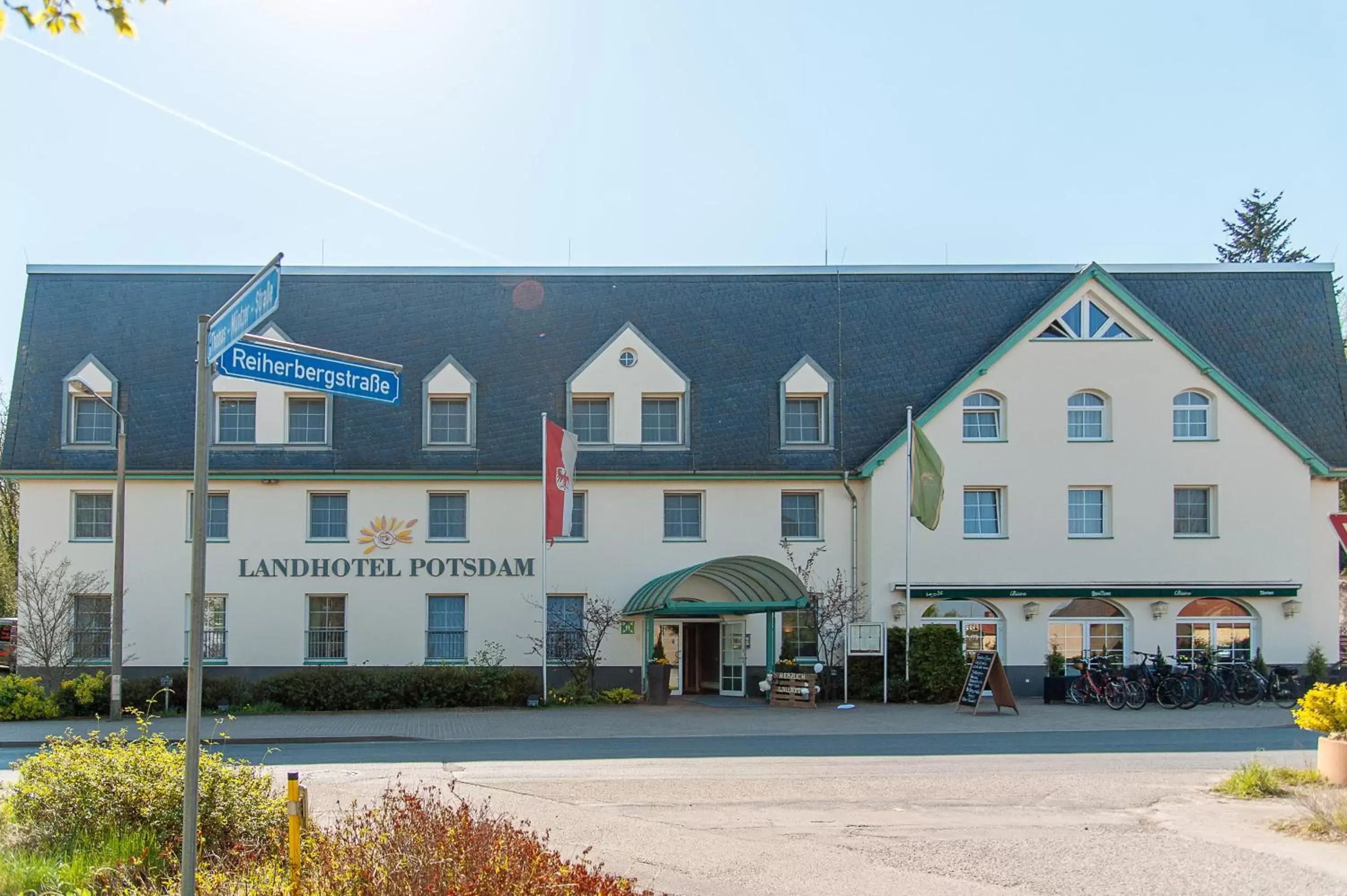 Facade/entrance, Property Building in Landhotel Potsdam