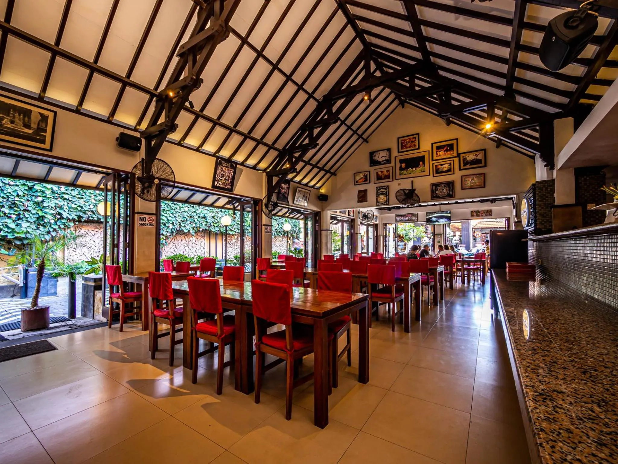 Restaurant/places to eat in Yulia Beach Inn Kuta