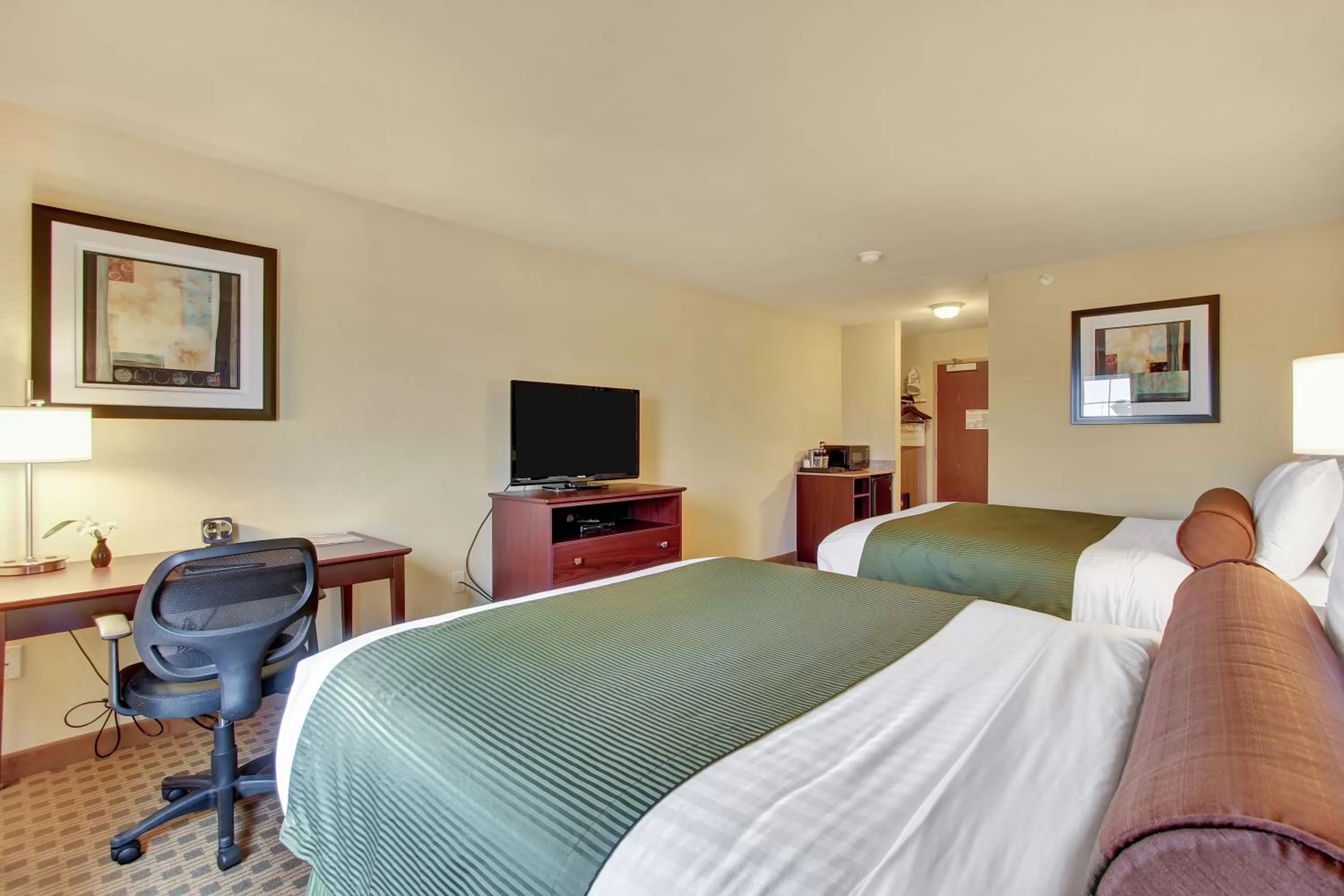Bed in Cobblestone Hotel & Suites - Waynesboro