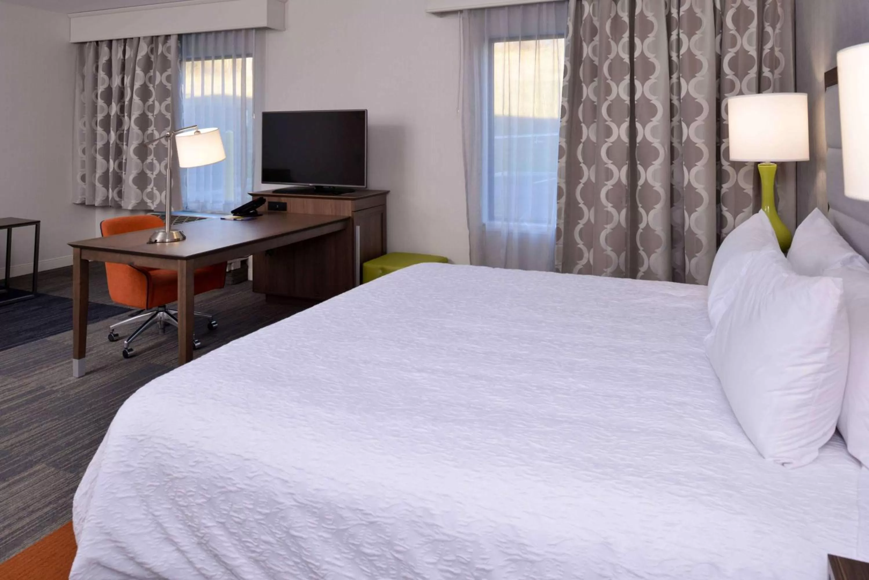 Bed in Hampton Inn & Suites Albany-East Greenbush, NY