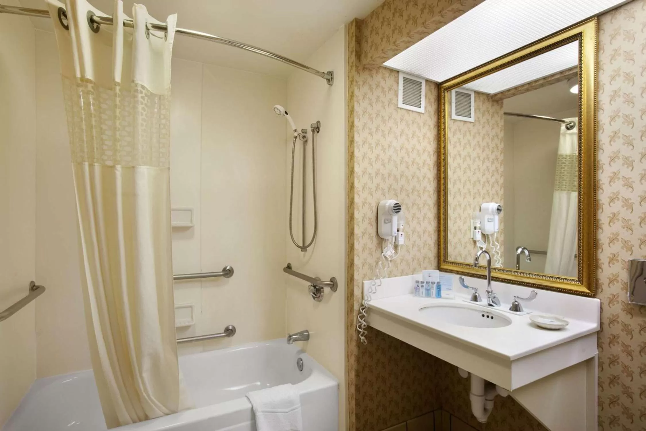 Bathroom in Hampton Inn & Suites Providence-Warwick Airport